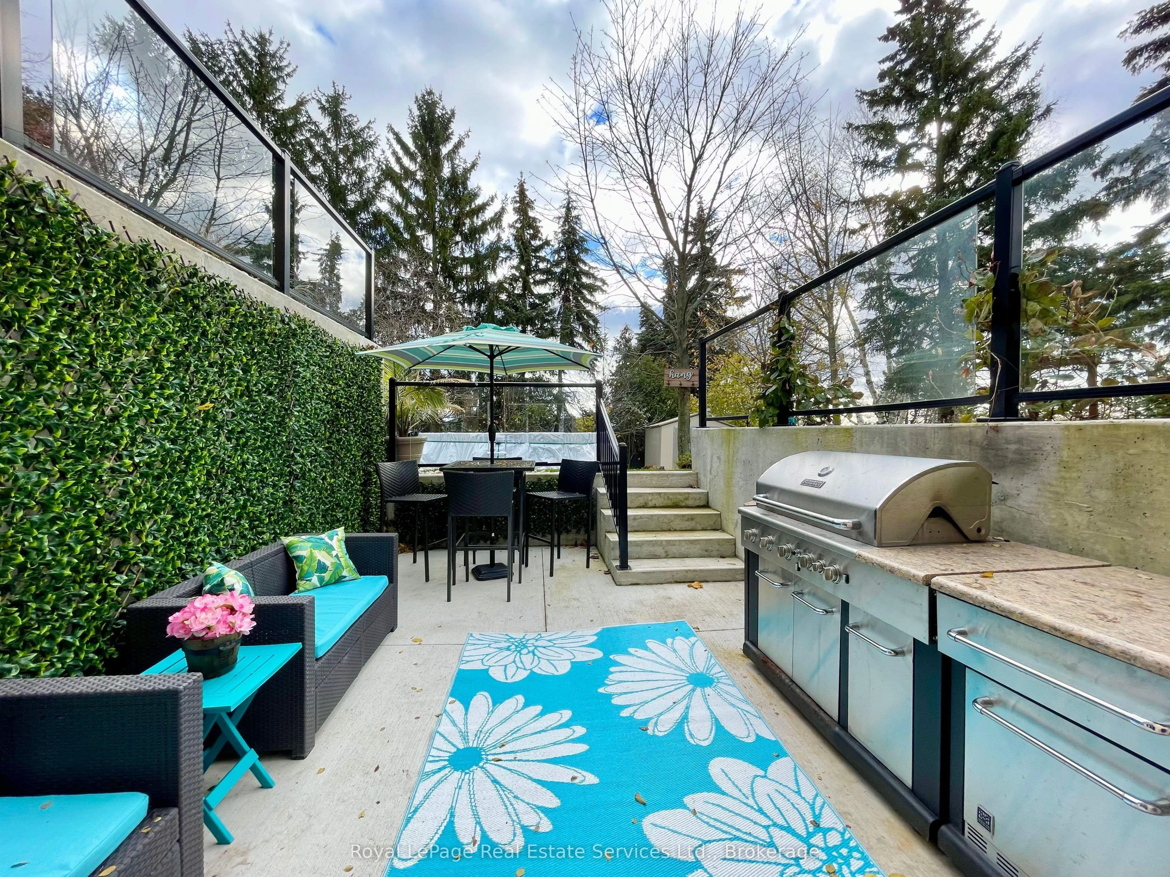 184 Dundas Street E