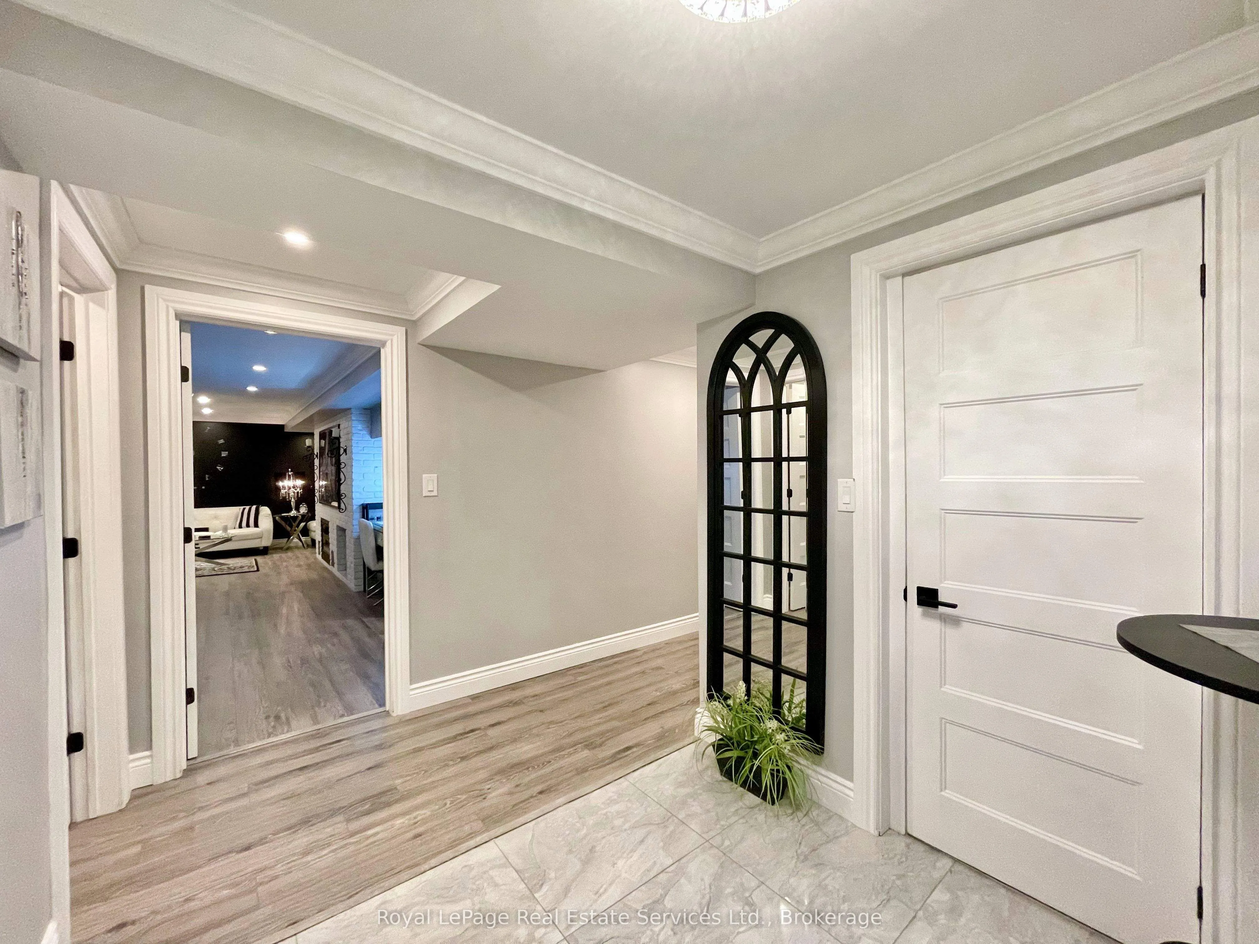 184 Dundas Street E