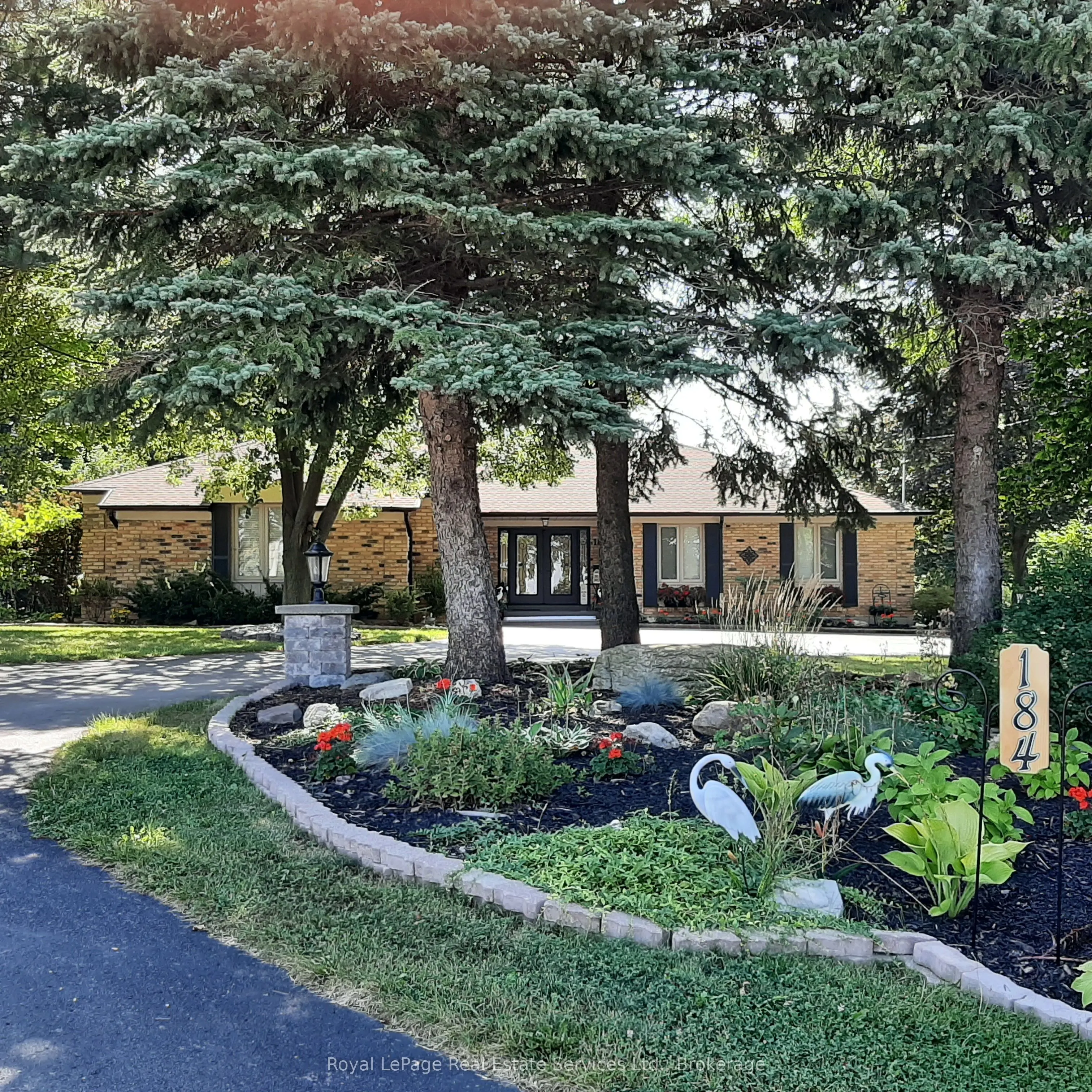 184 Dundas Street E