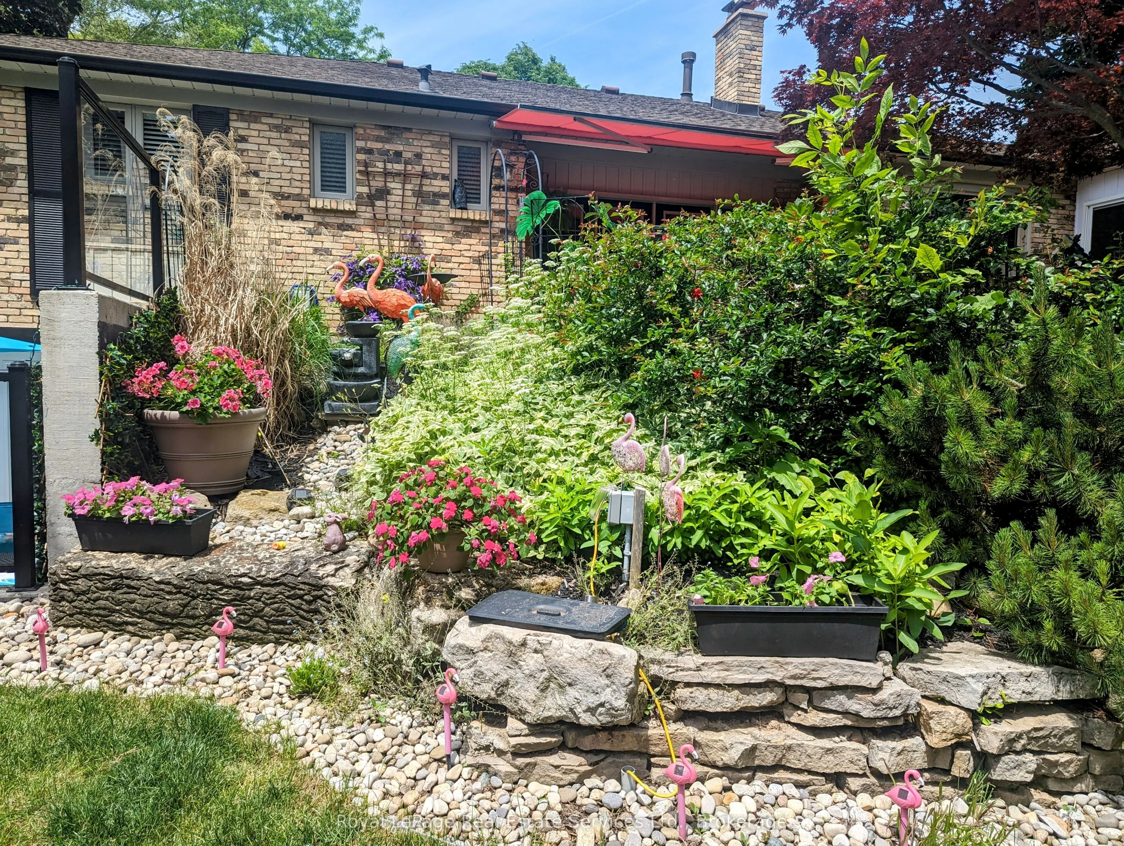184 Dundas Street E
