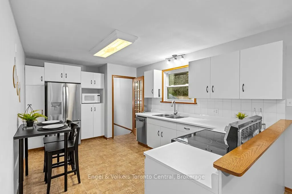 596 6TH Avenue W