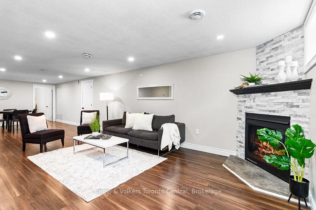 596 6TH Avenue W