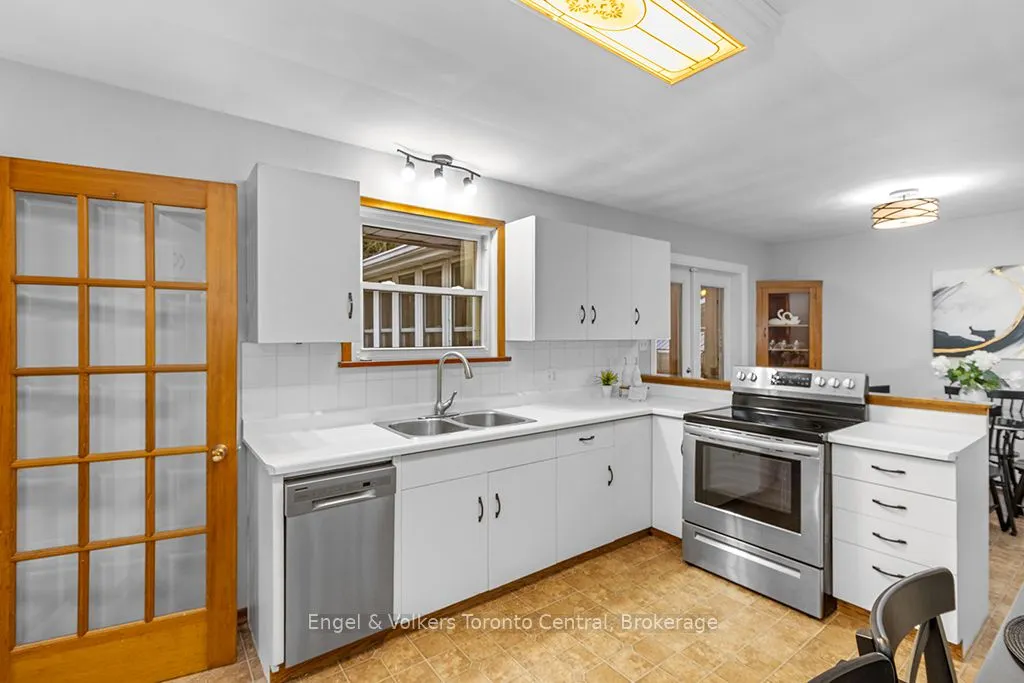 596 6TH Avenue W