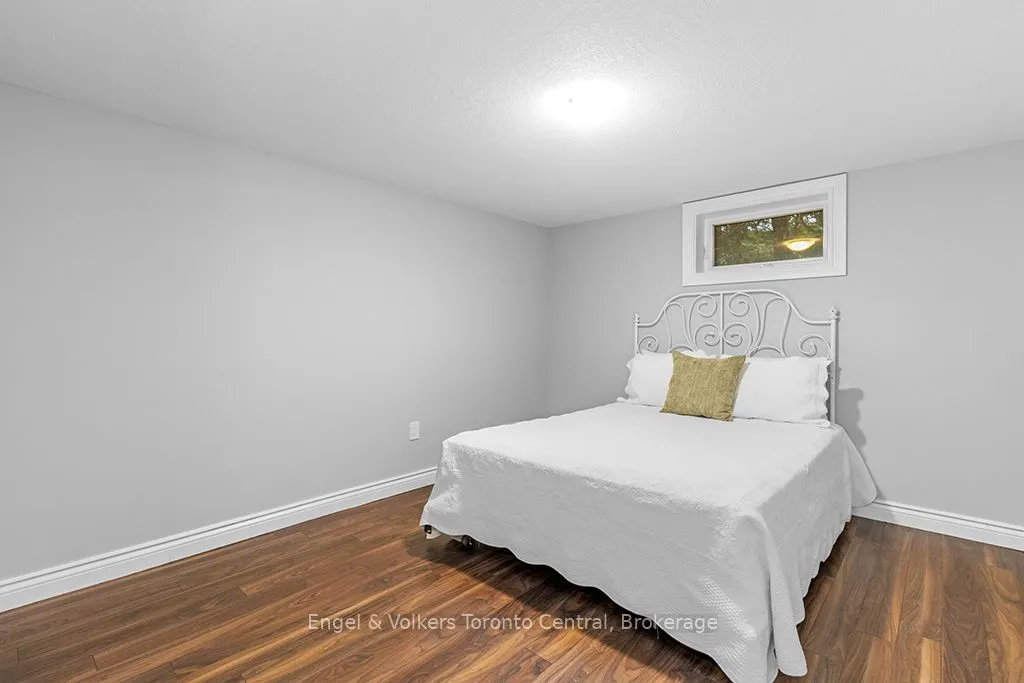 596 6TH Avenue W