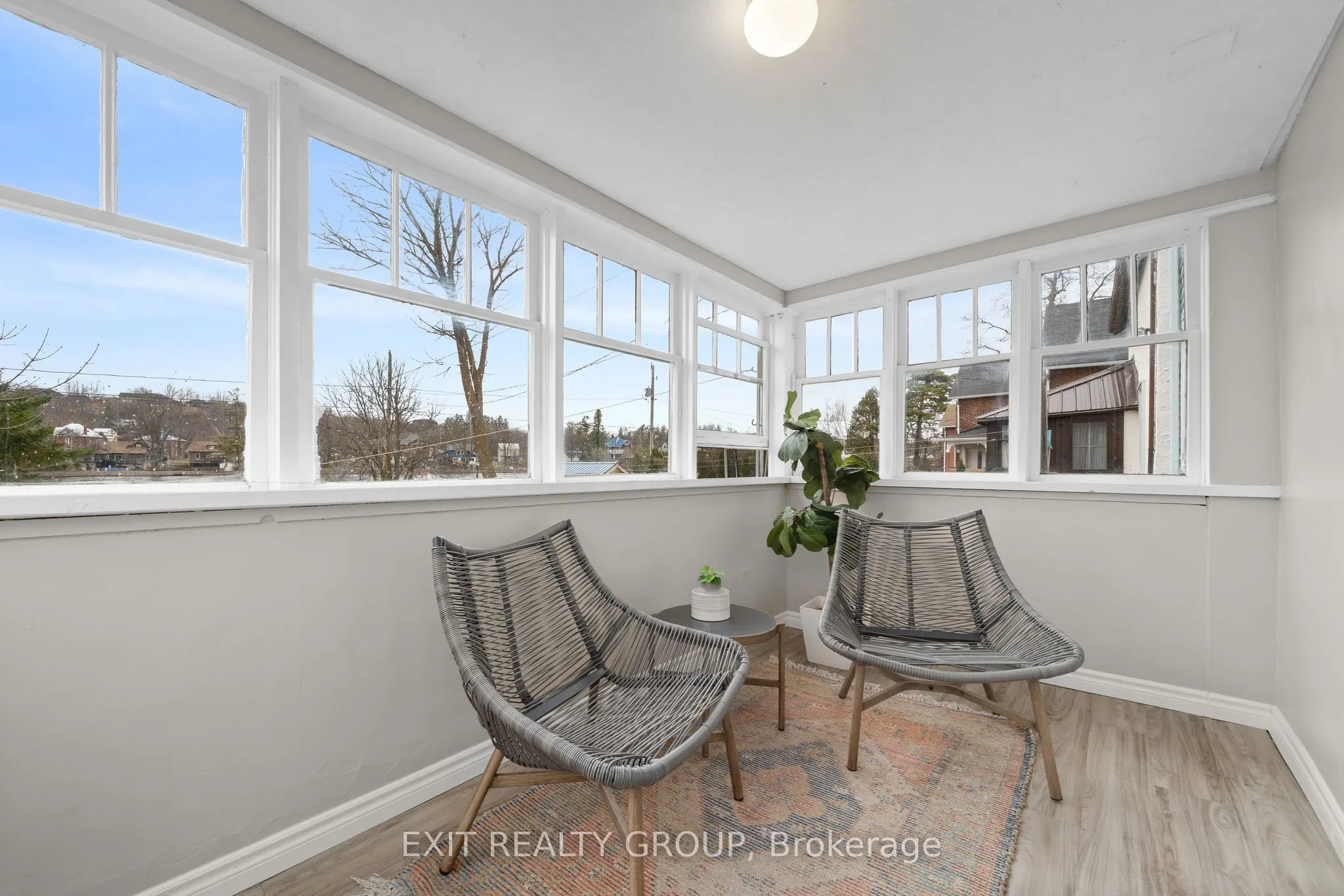 74 Front Street N