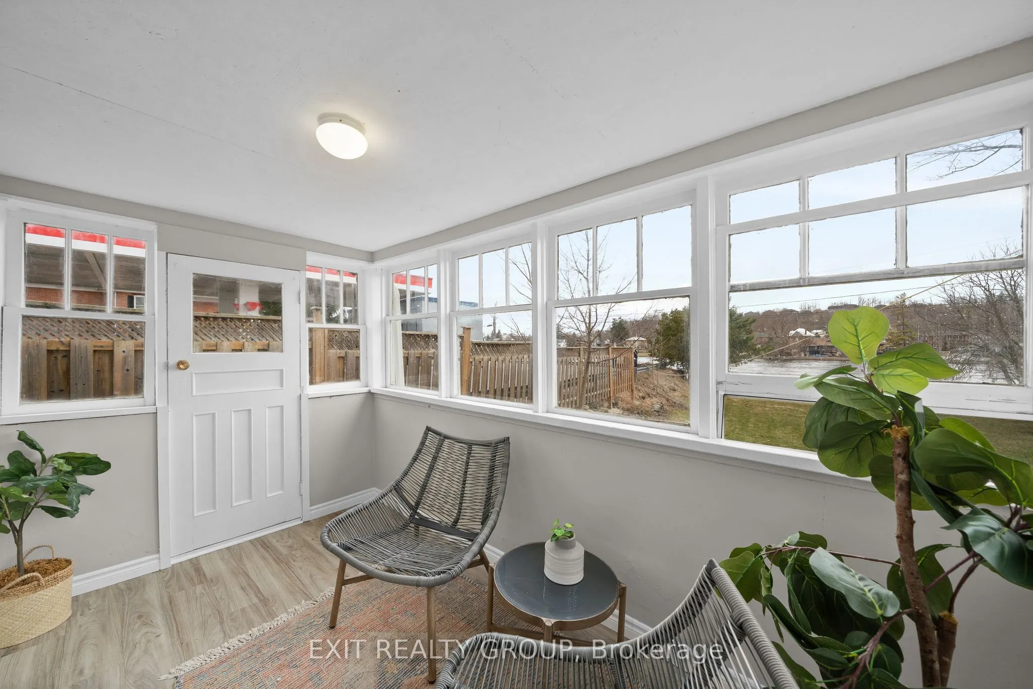 74 Front Street N