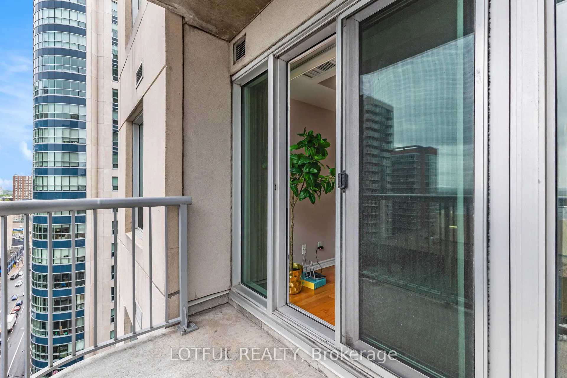 234 Rideau Street, #1703