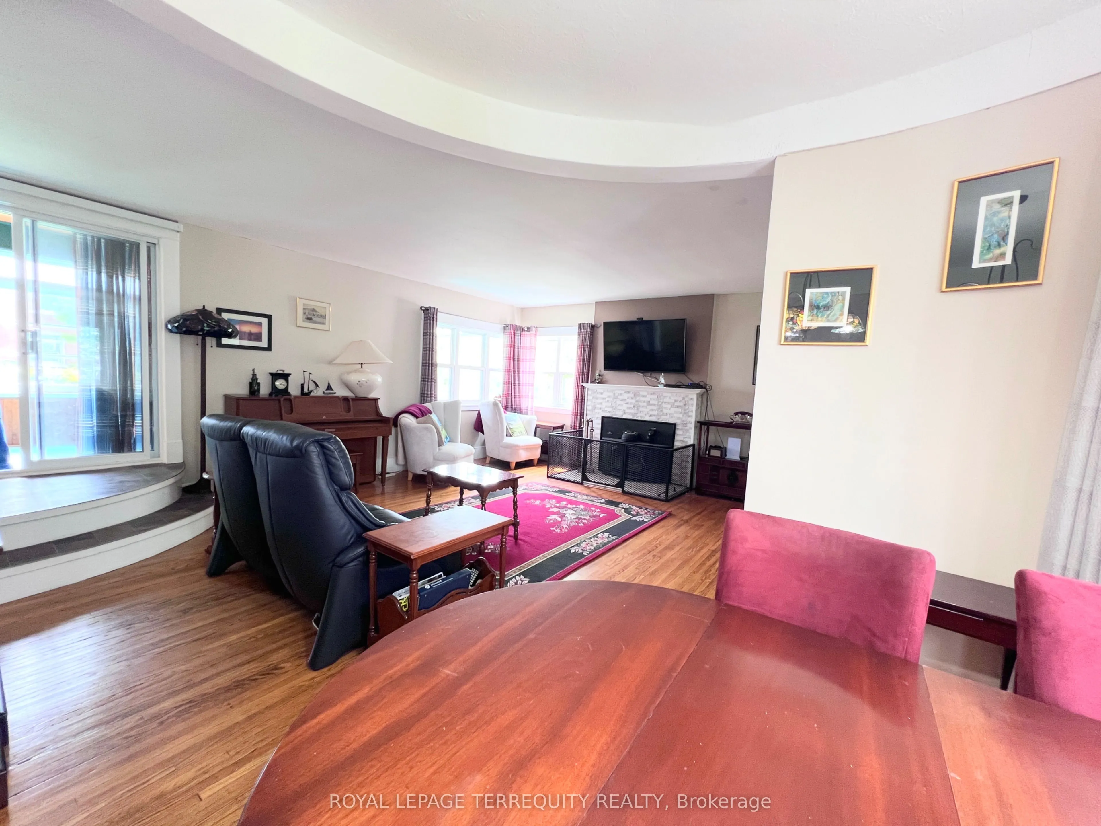 24 Bridge Street W