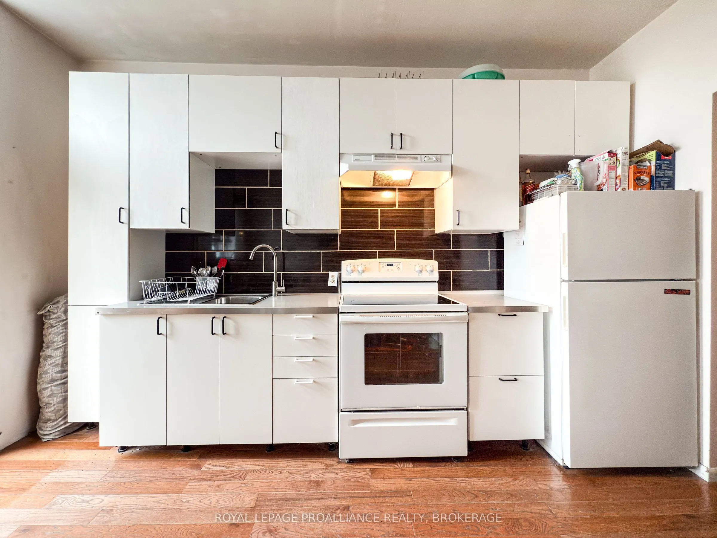 48 Dundas Street E