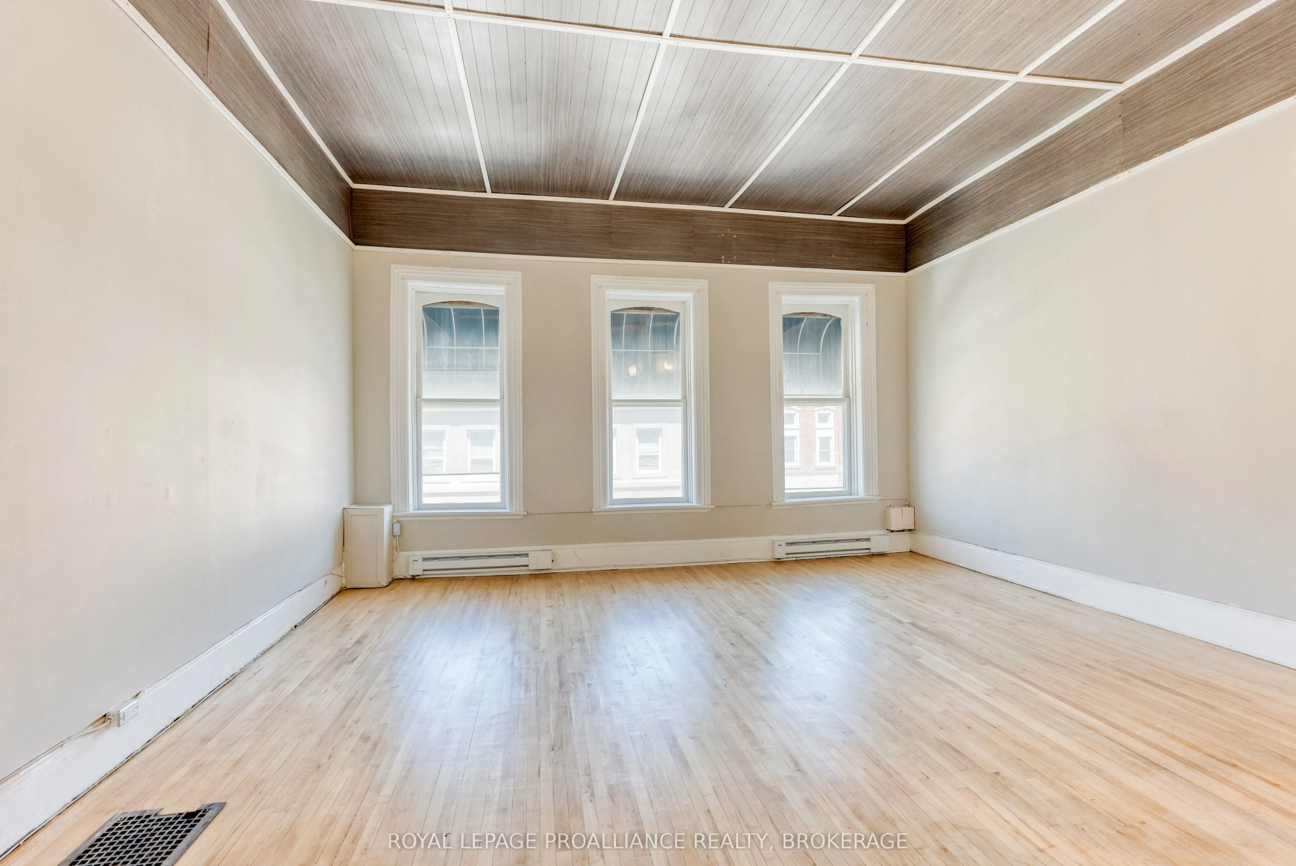 48 Dundas Street E