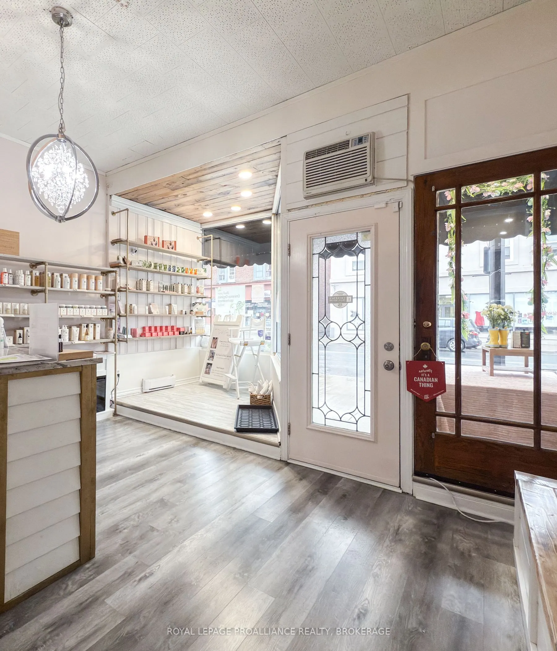 48 Dundas Street E