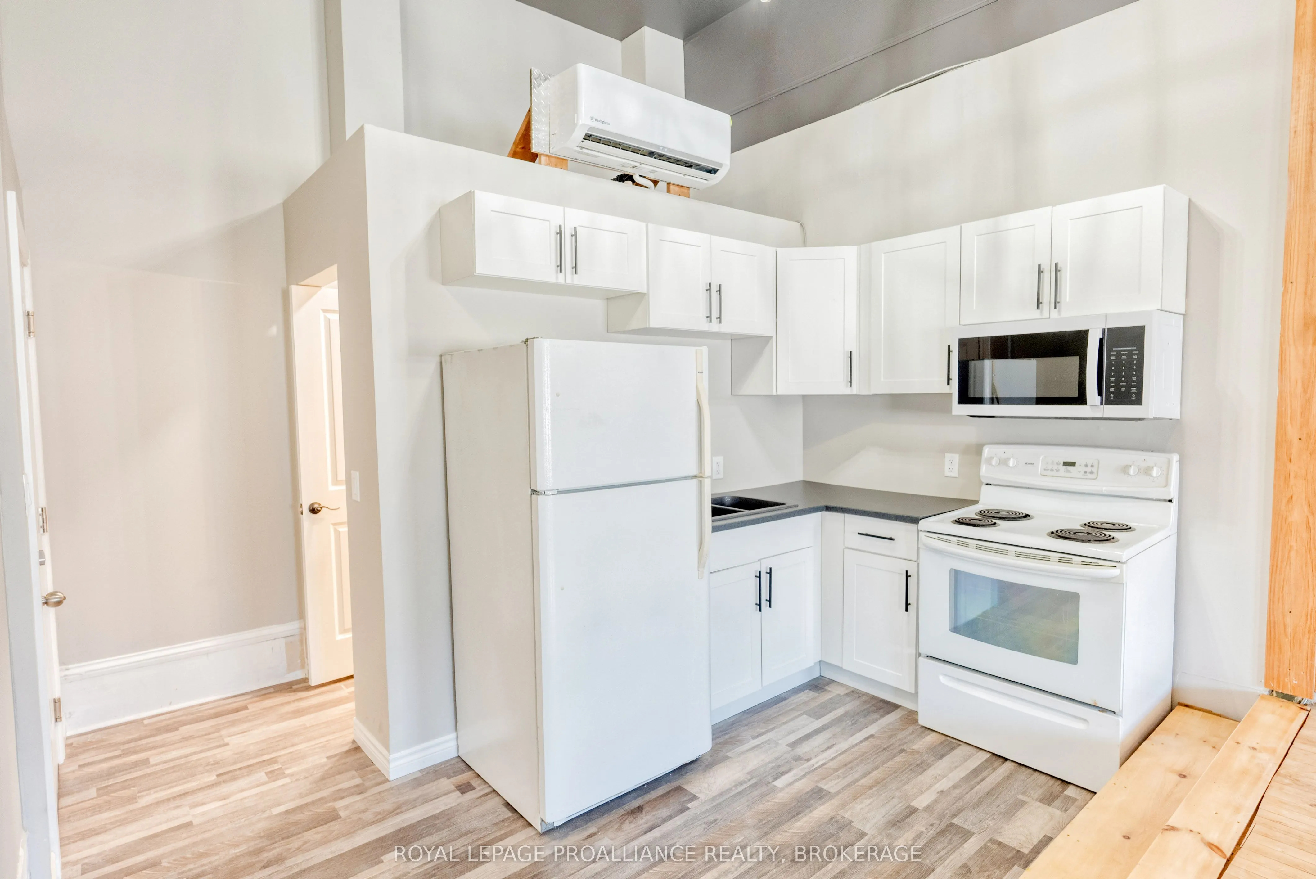 48 Dundas Street E