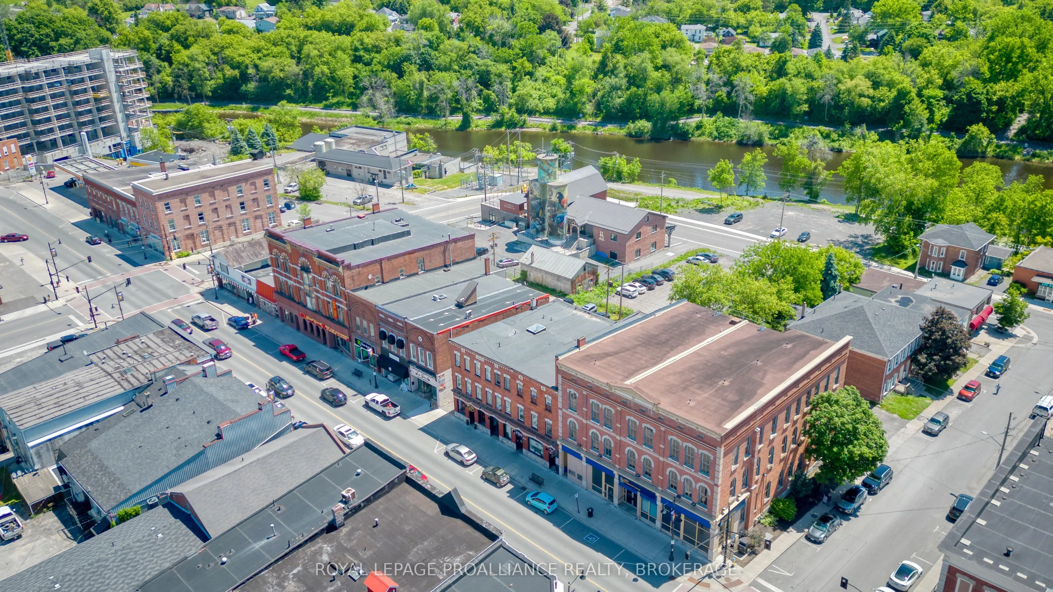48 Dundas Street E