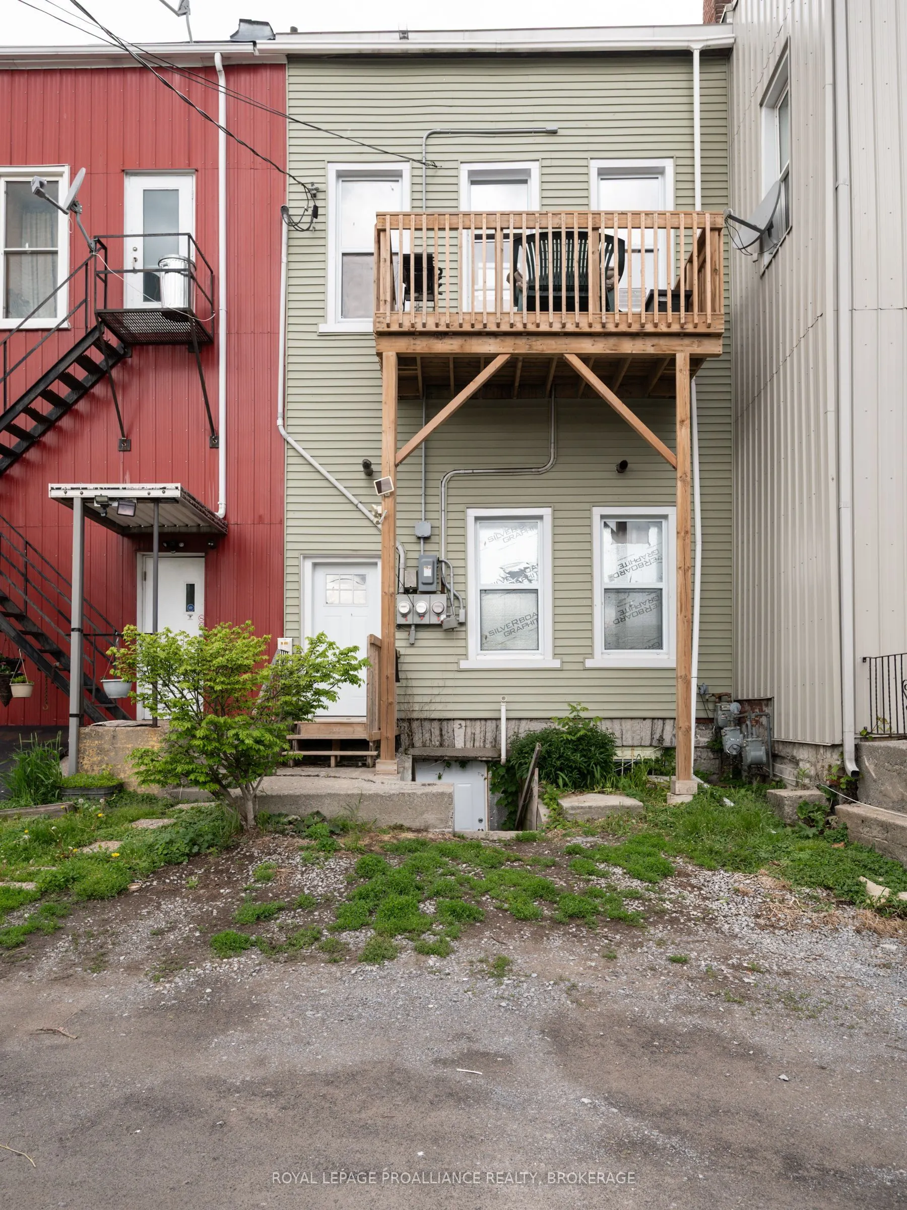 48 Dundas Street E