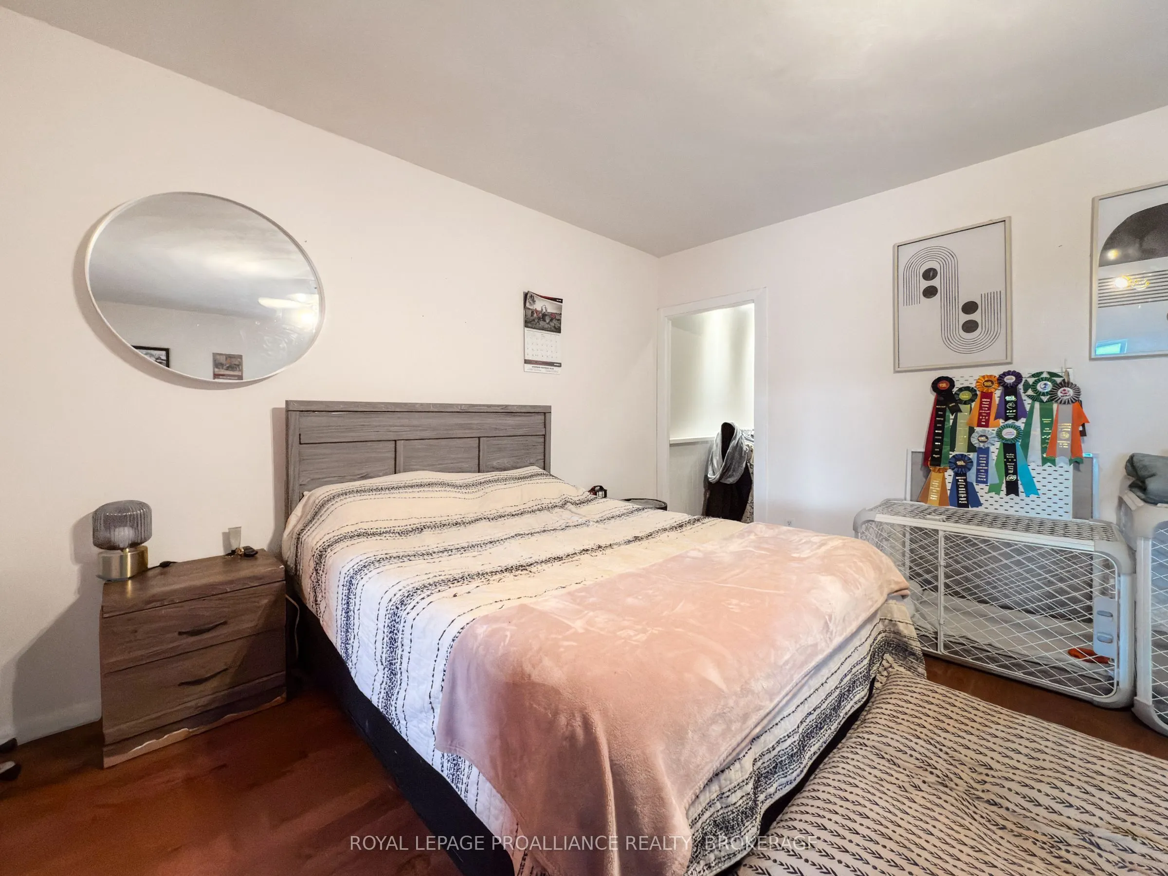 48 Dundas Street E