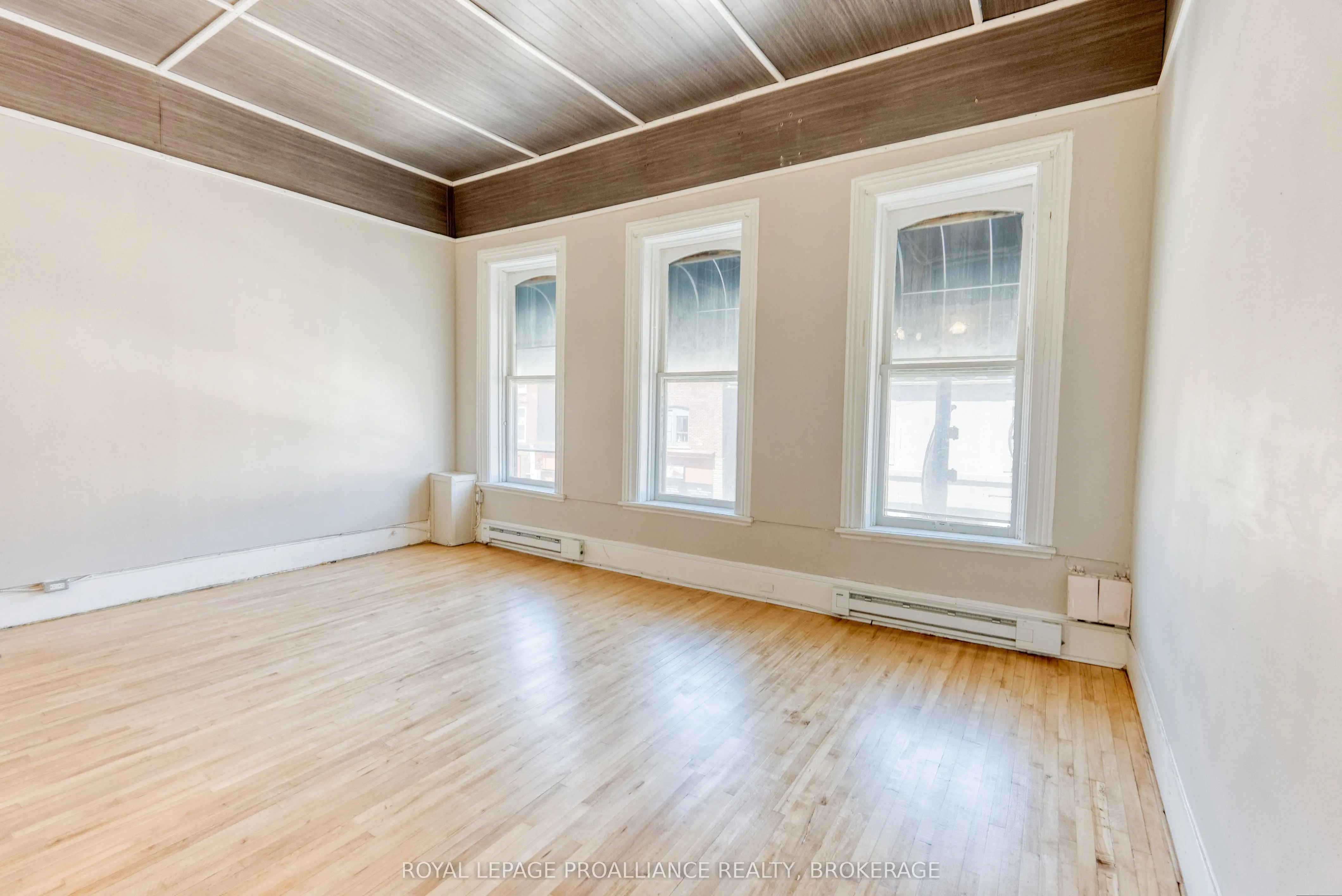 48 Dundas Street E