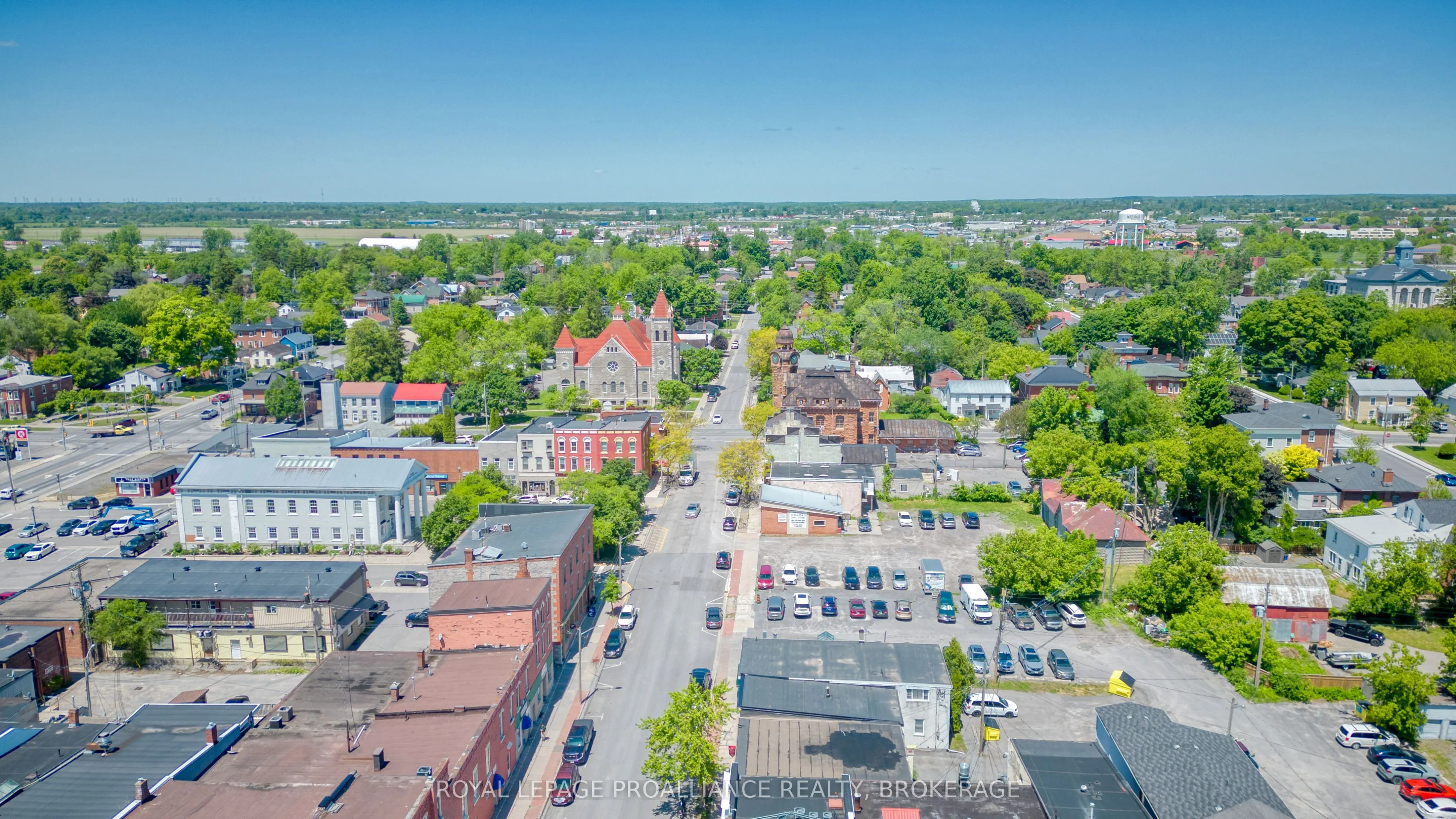 48 Dundas Street E