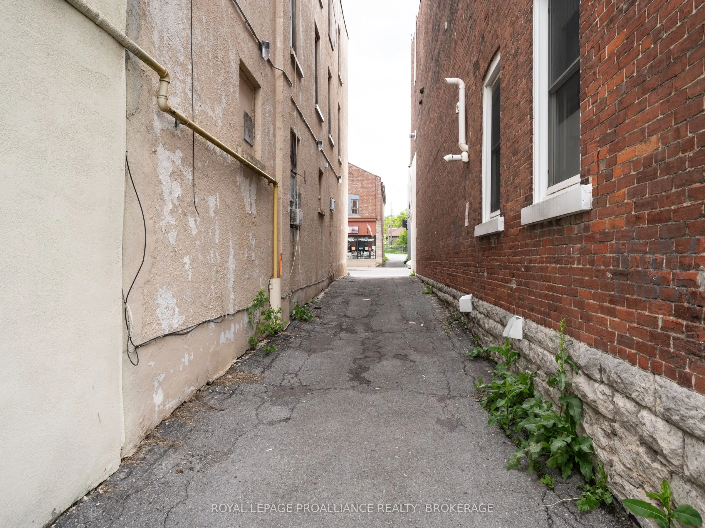 48 Dundas Street E