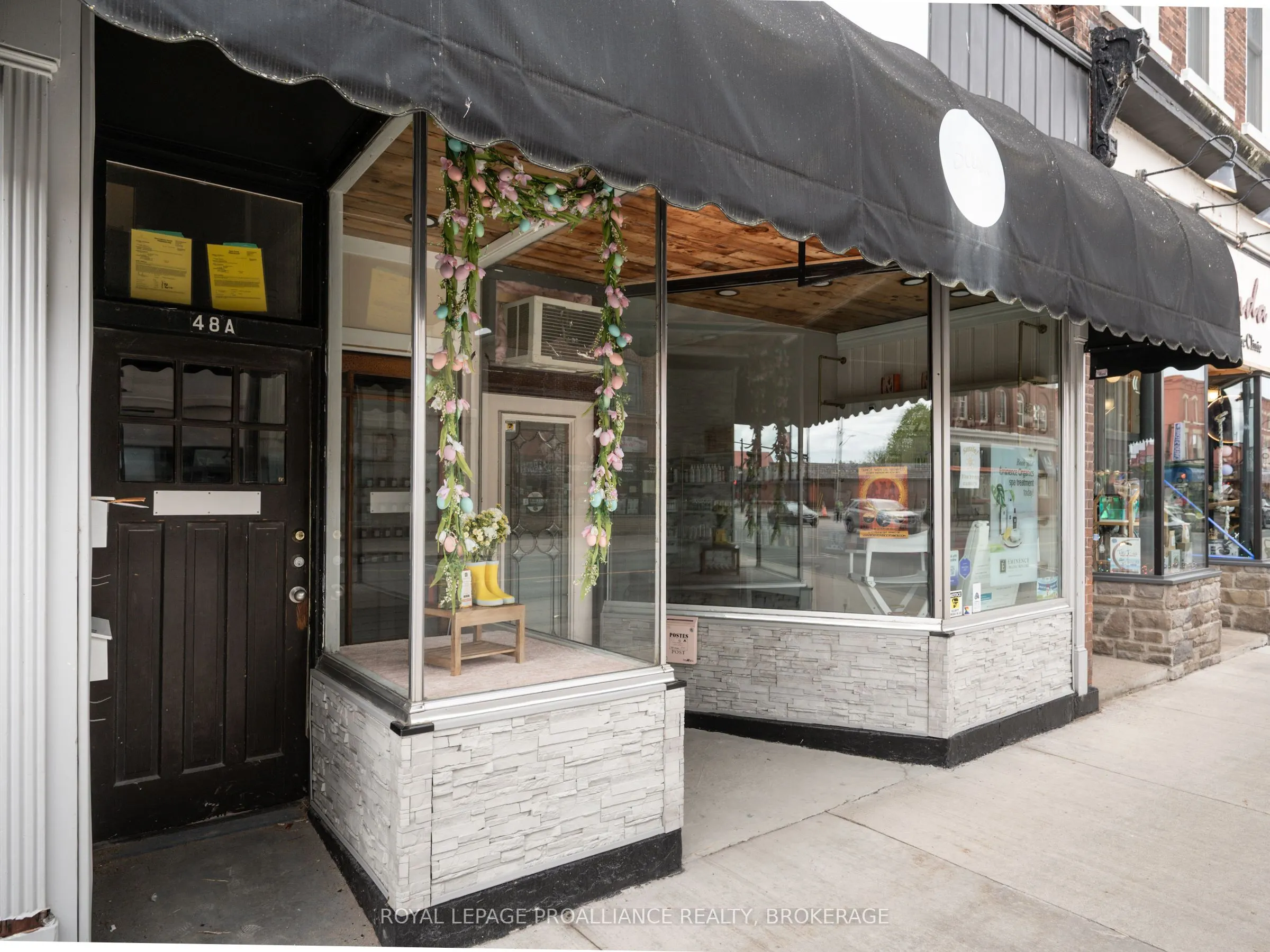 48 Dundas Street E