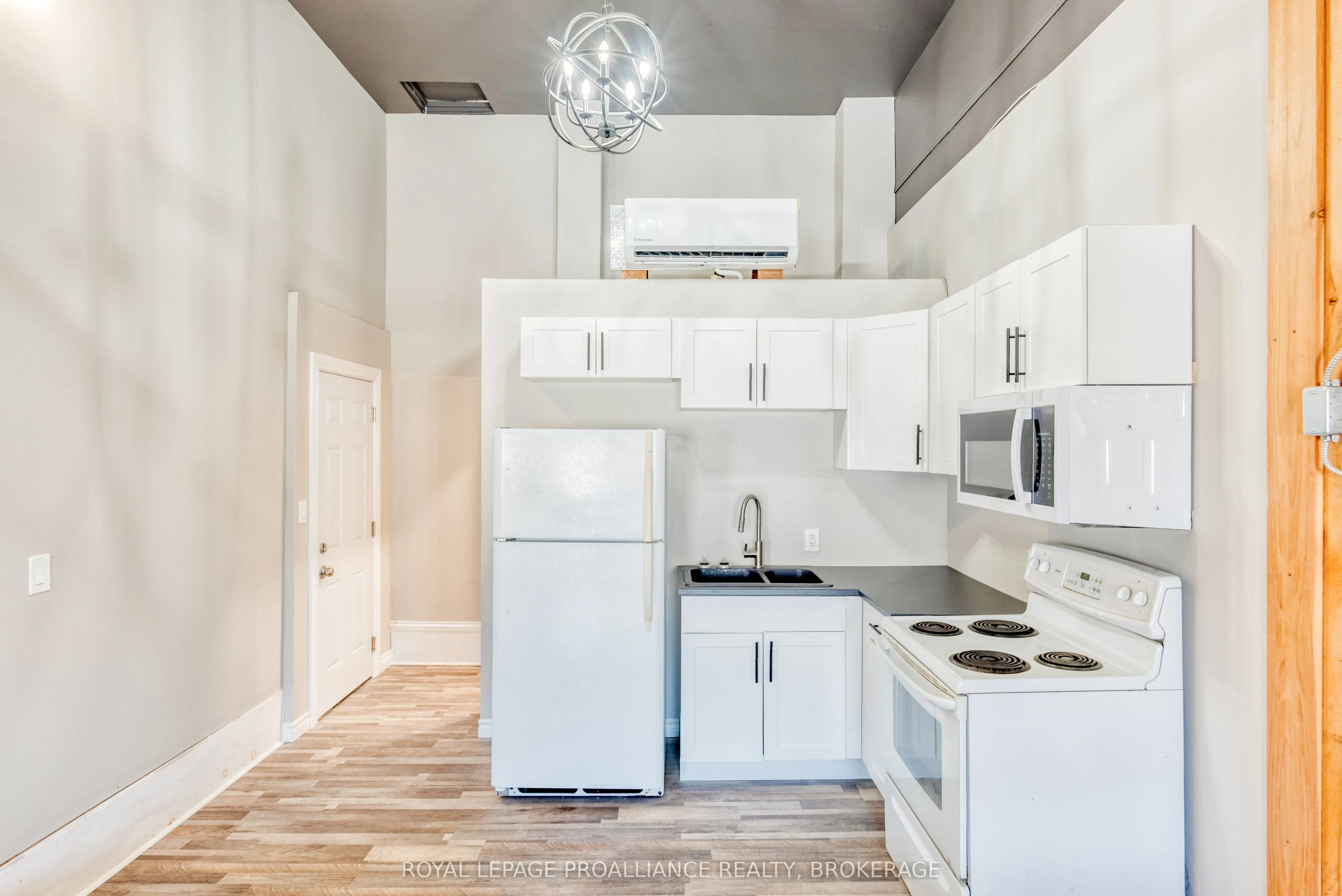 48 Dundas Street E