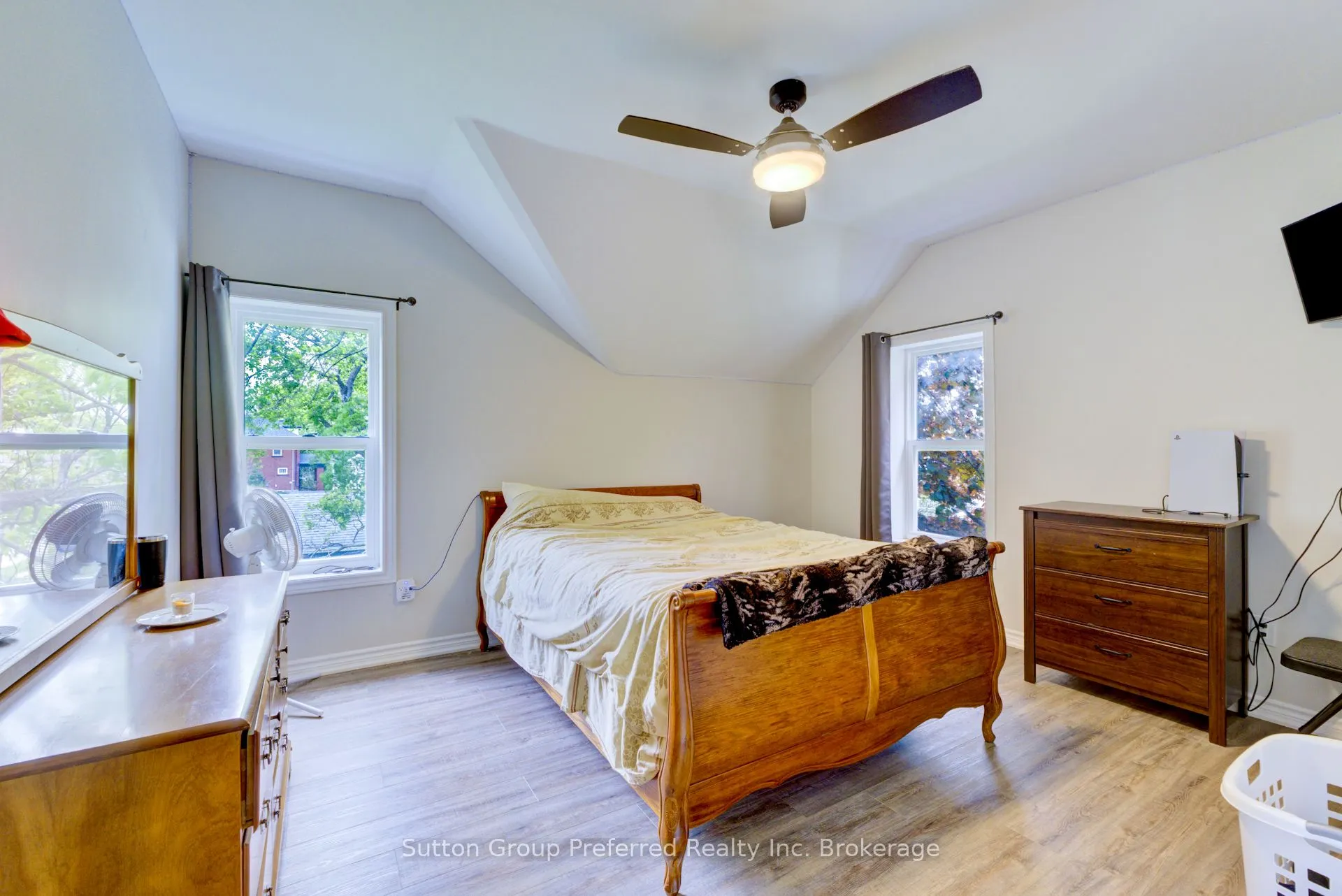 73 Hope Street E