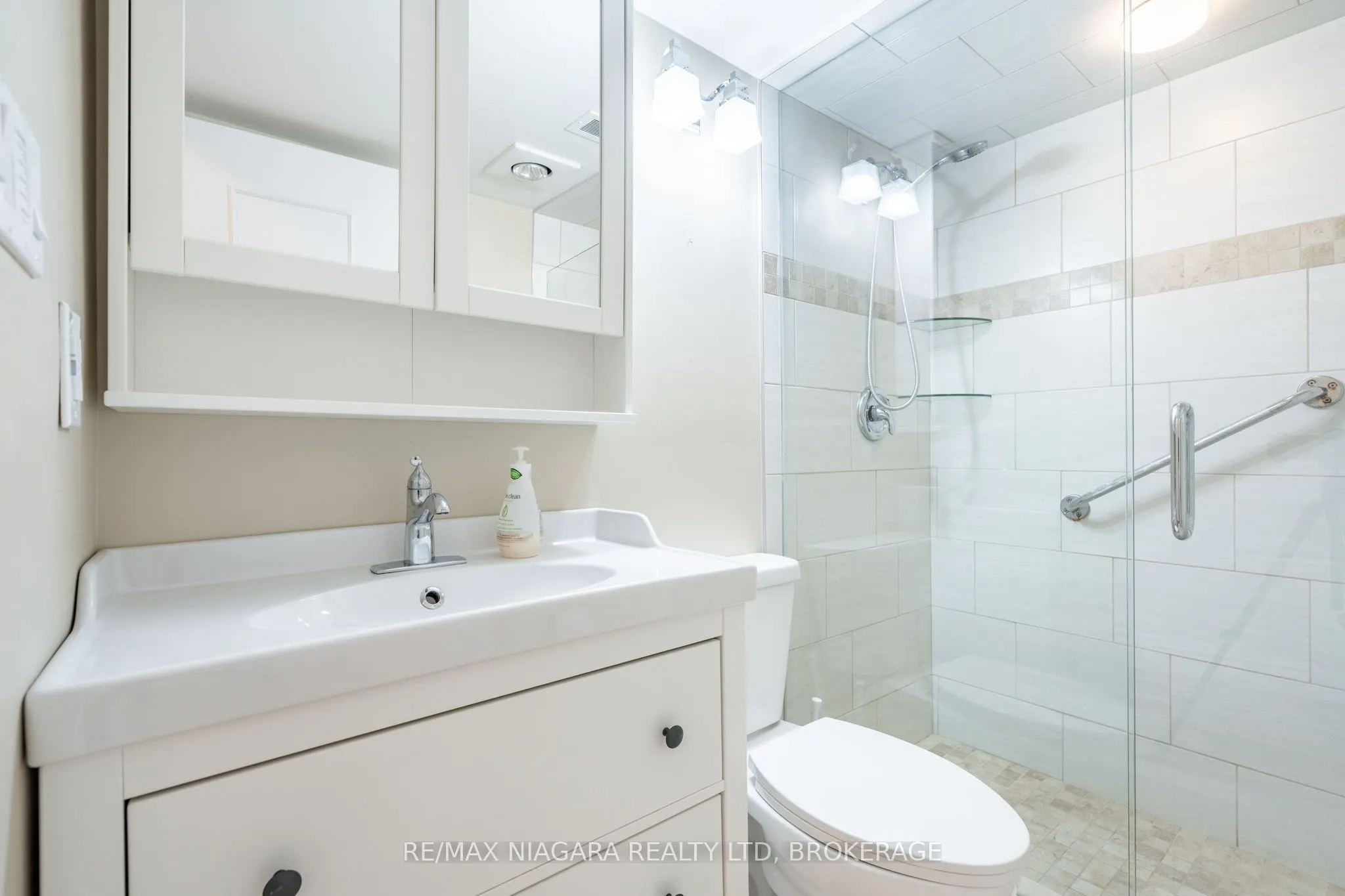 28 Robinson Street N, #305