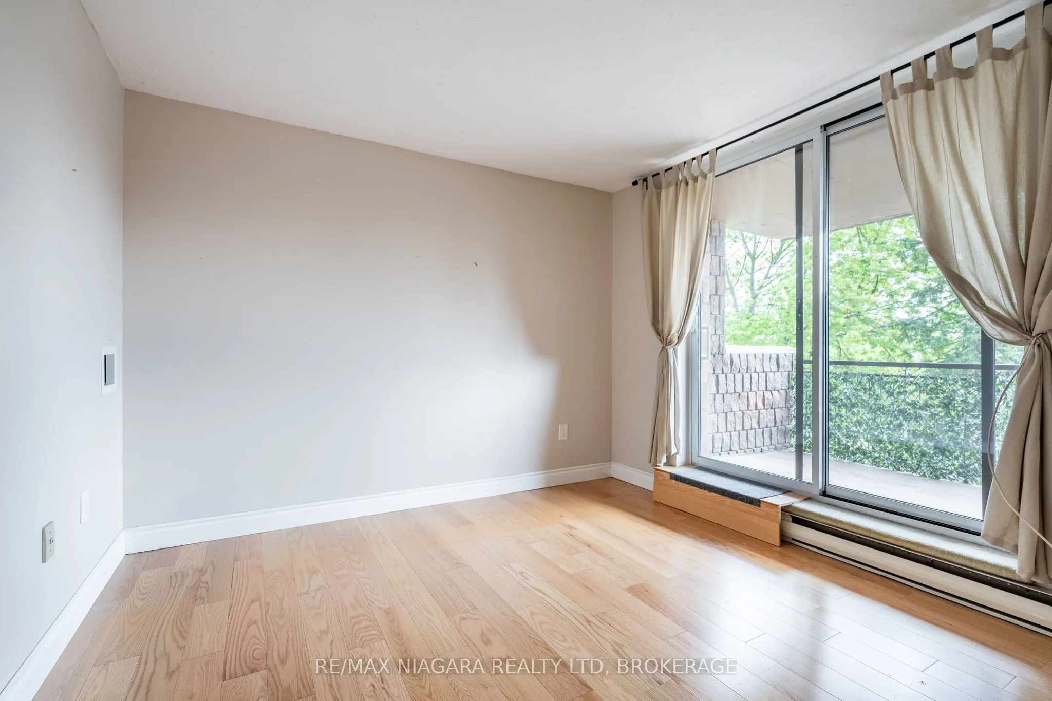 28 Robinson Street N, #305