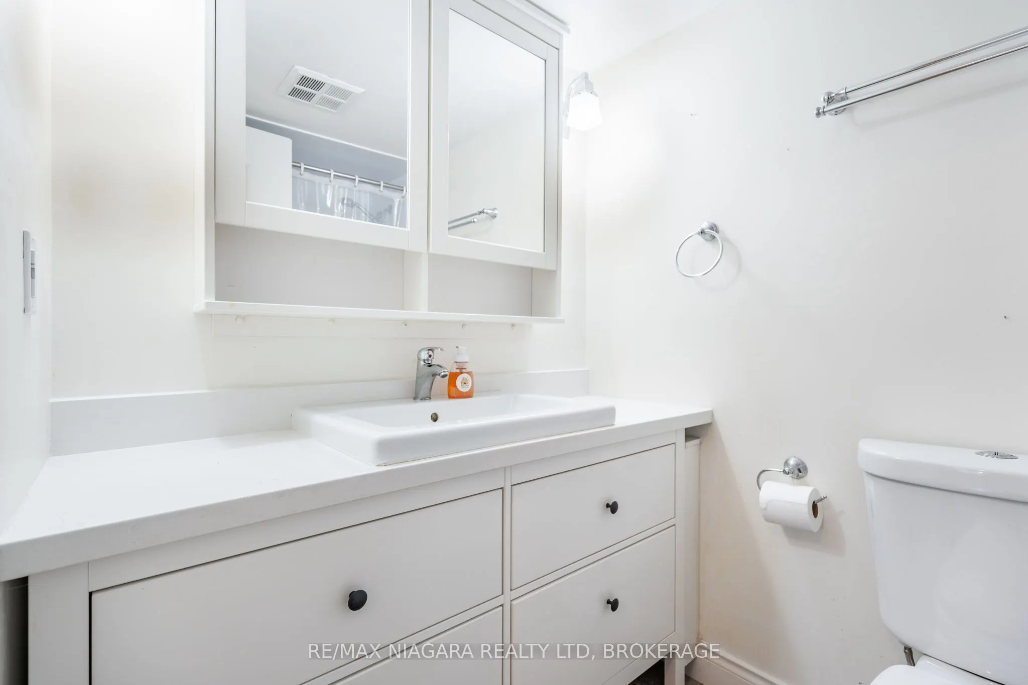 28 Robinson Street N, #305
