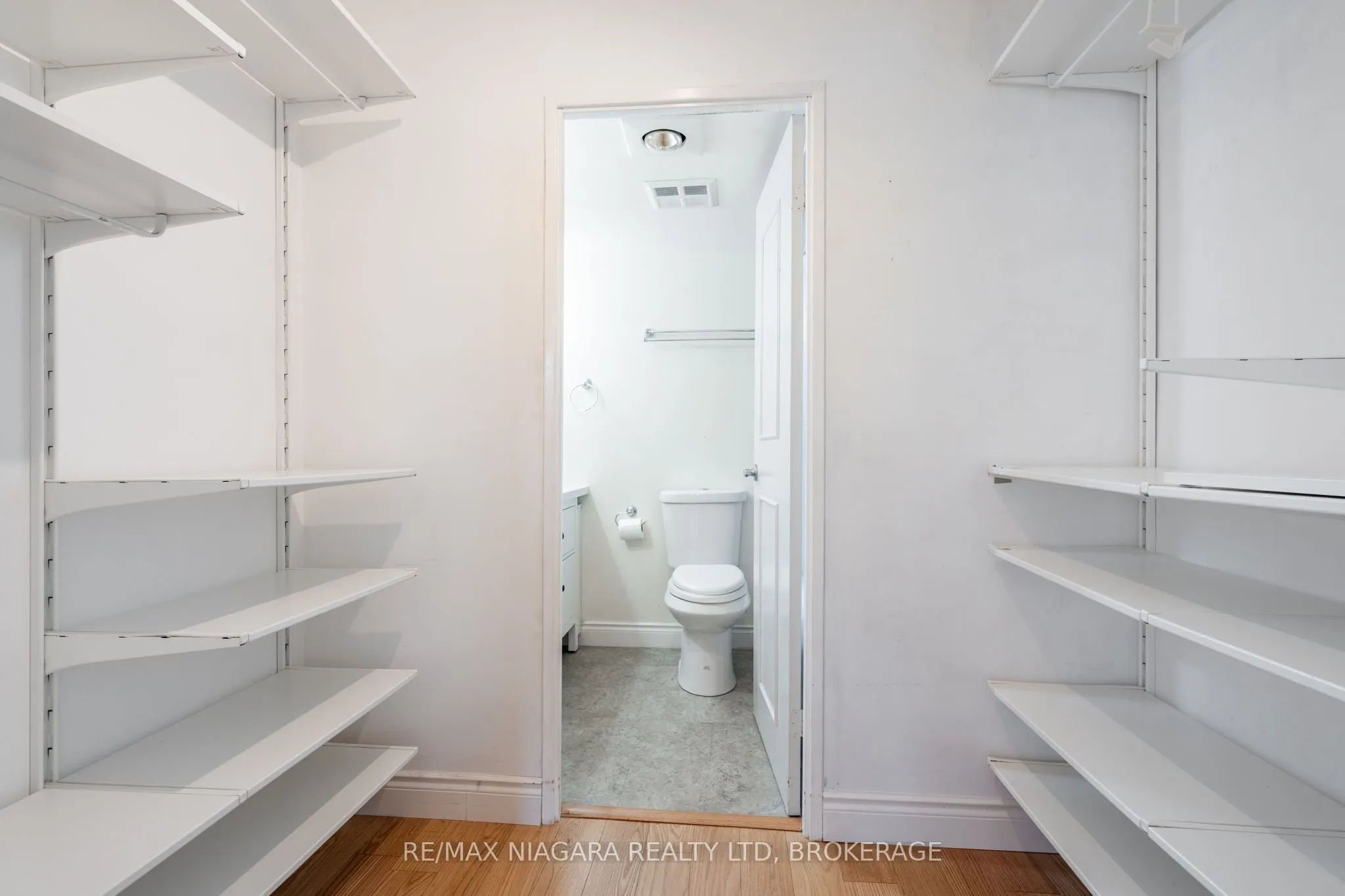 28 Robinson Street N, #305