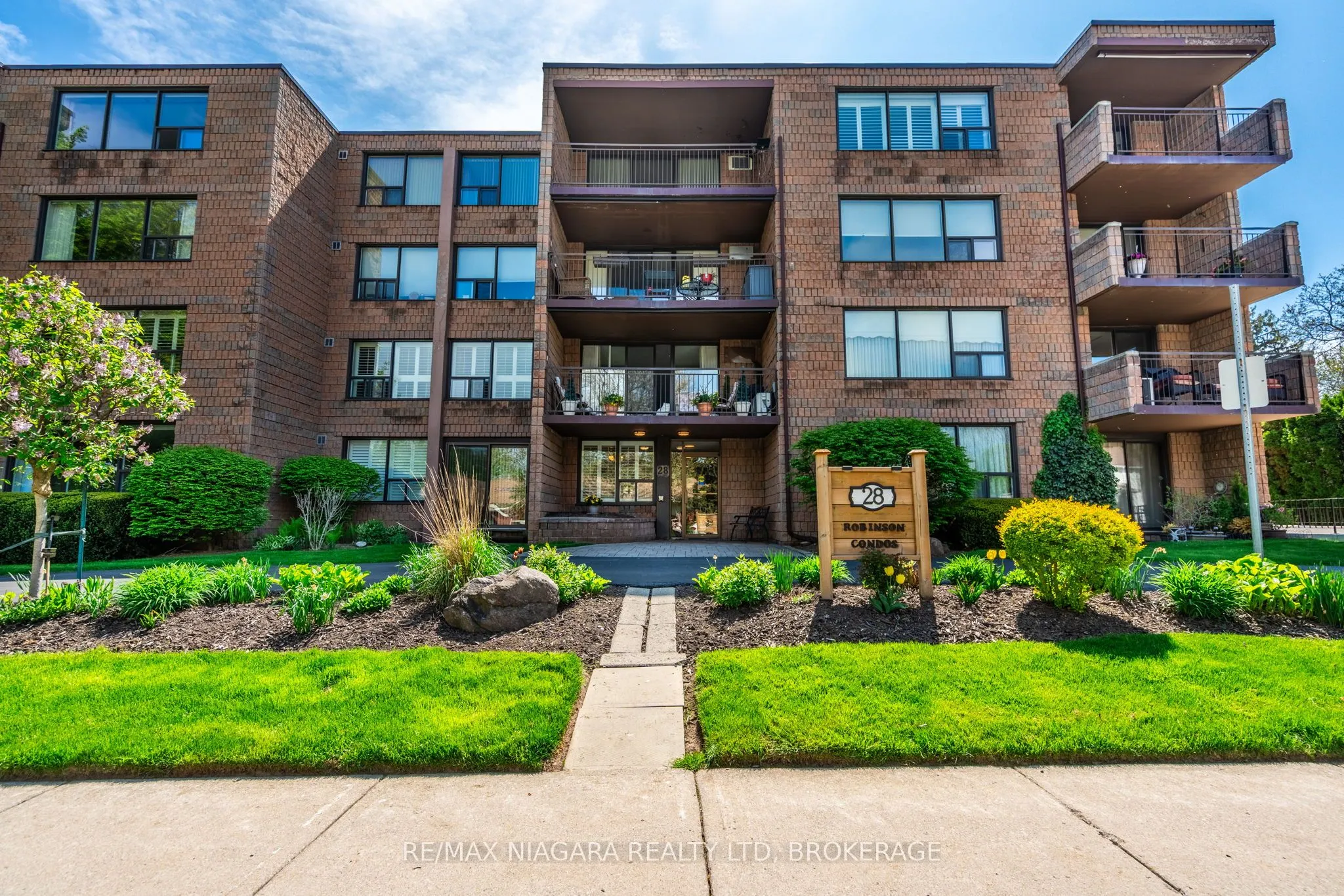 28 Robinson Street N, #305