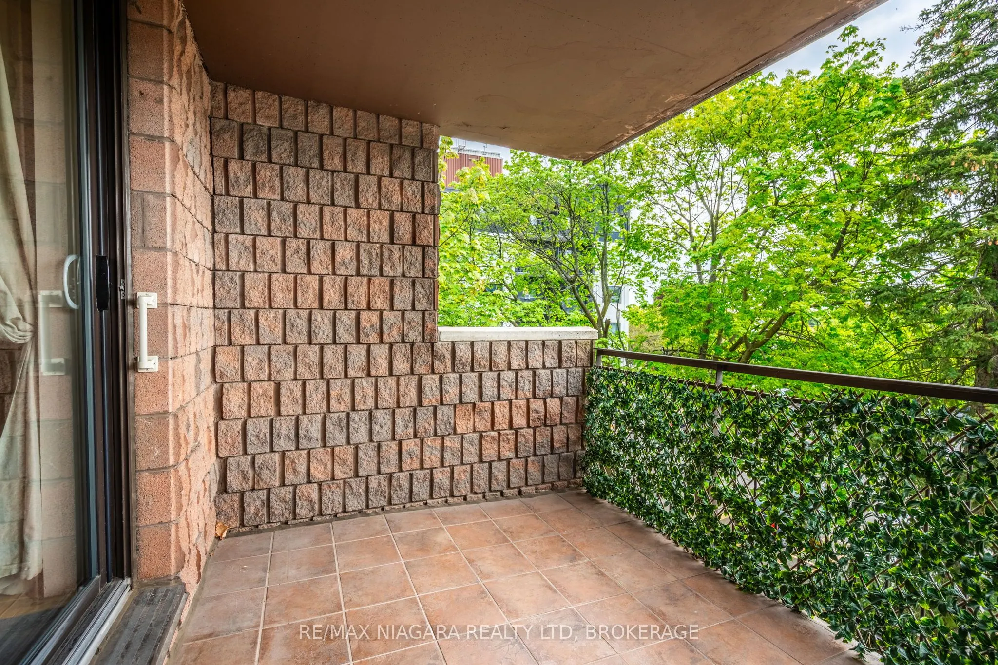 28 Robinson Street N, #305
