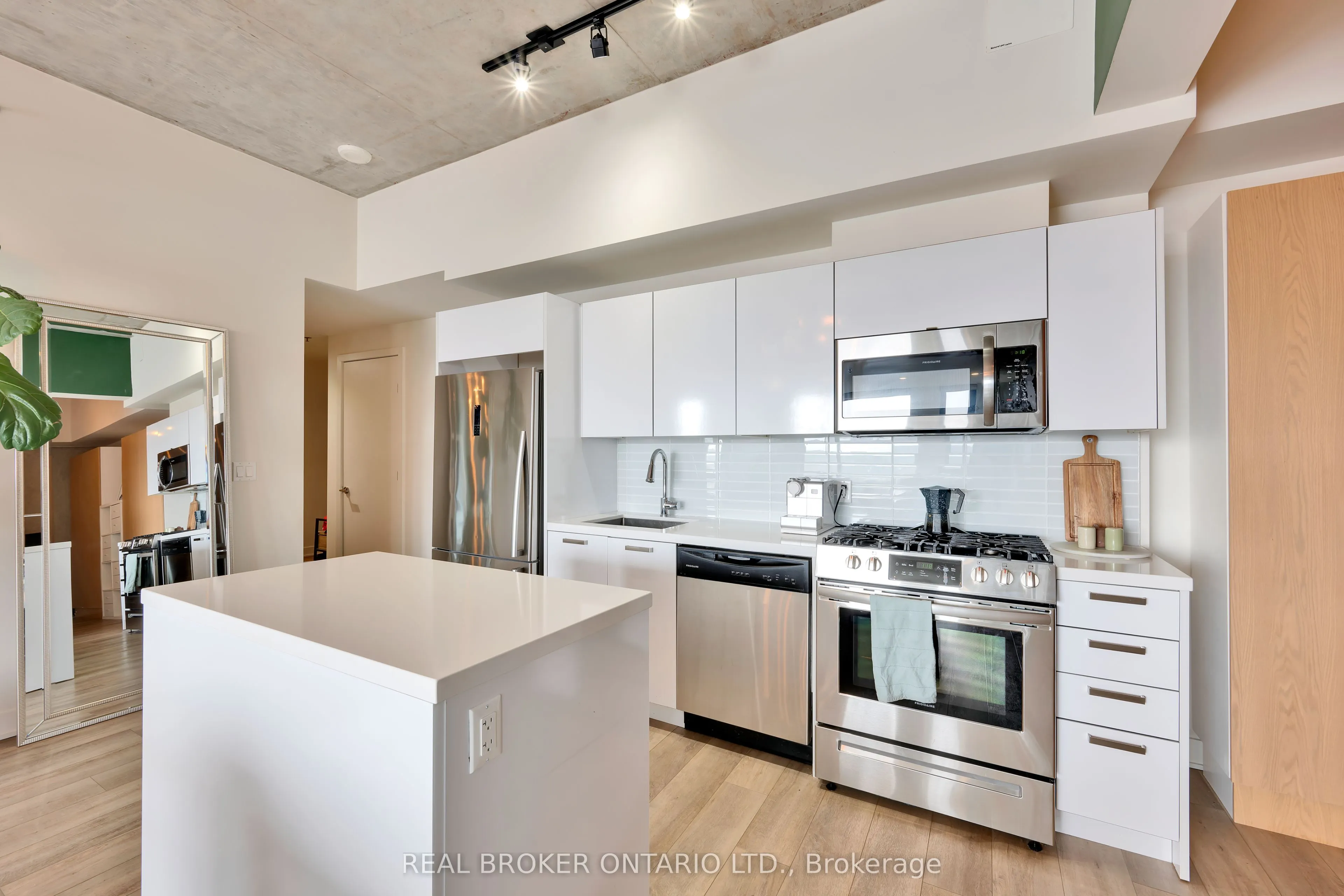 203 Catherine Street #703