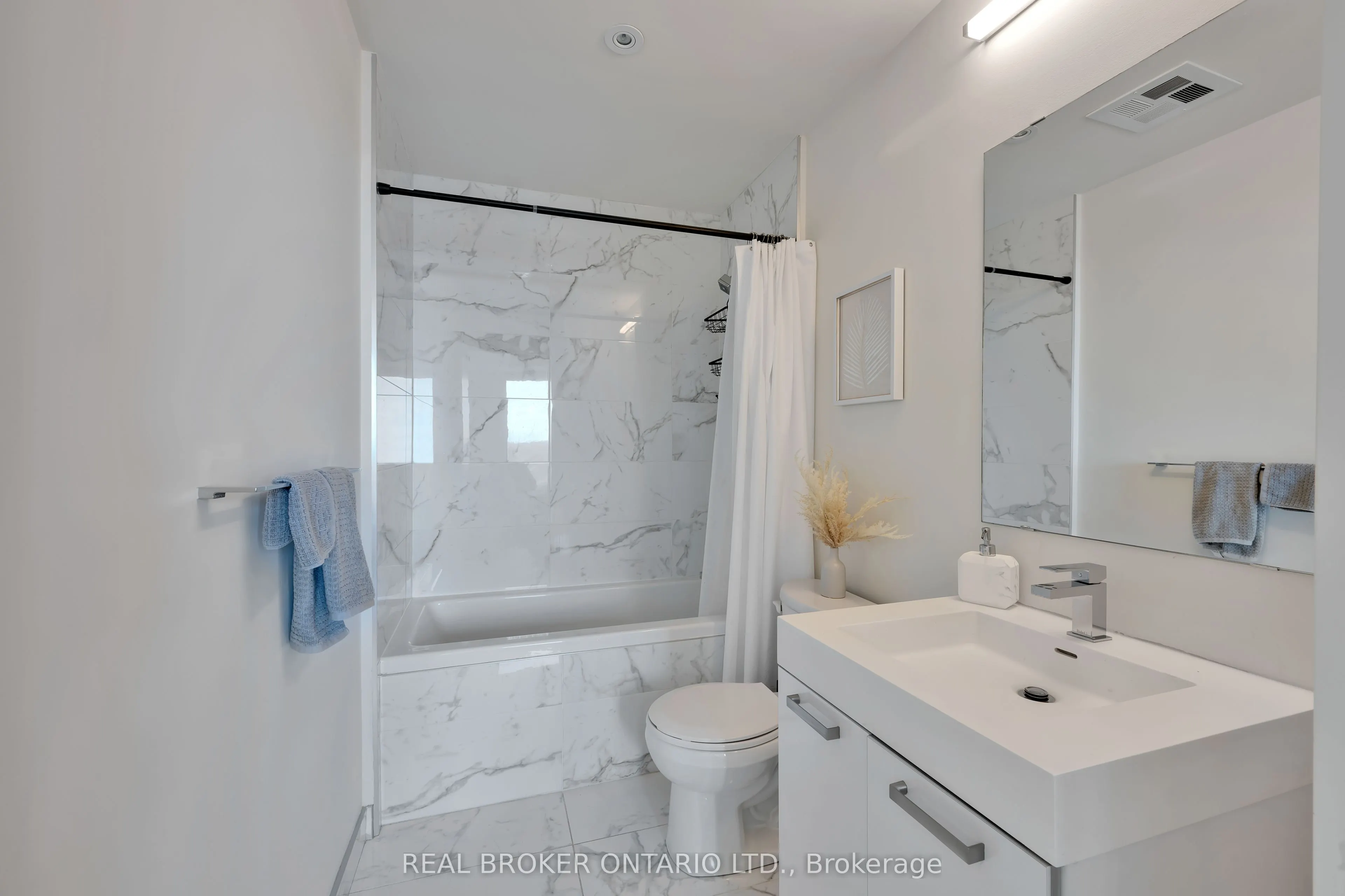 203 Catherine Street #703