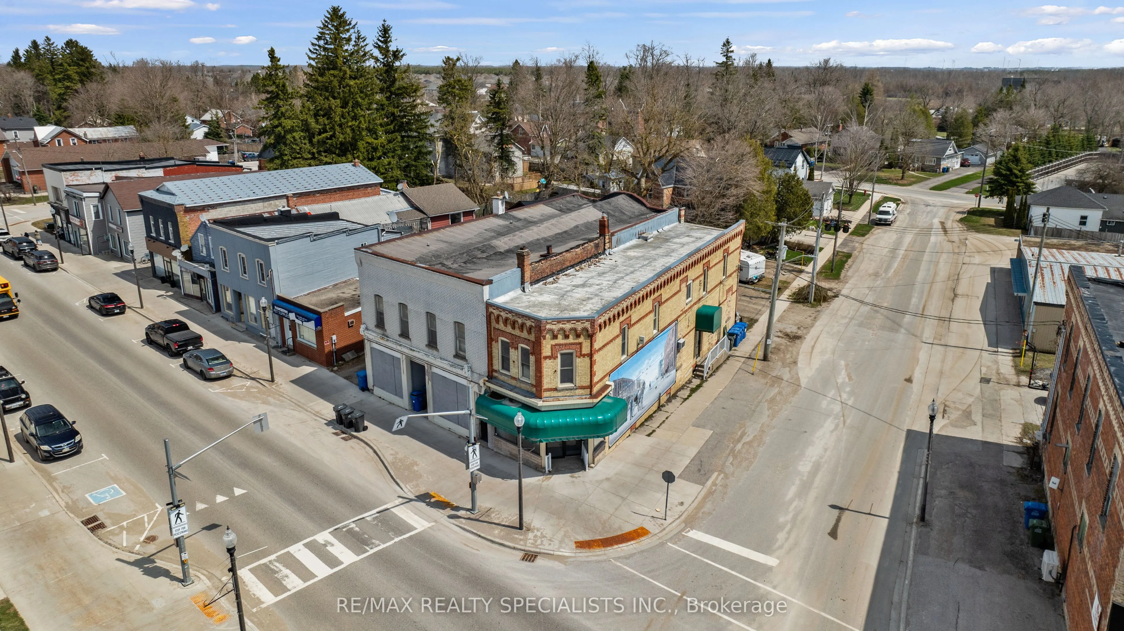 1 Main Street E