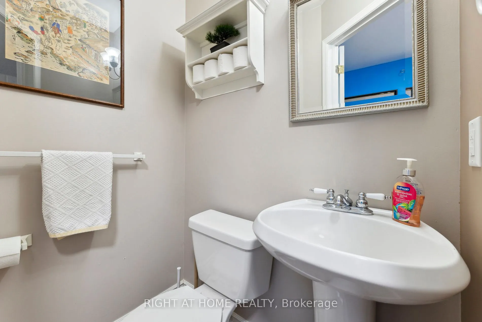 186 Dundas Street W