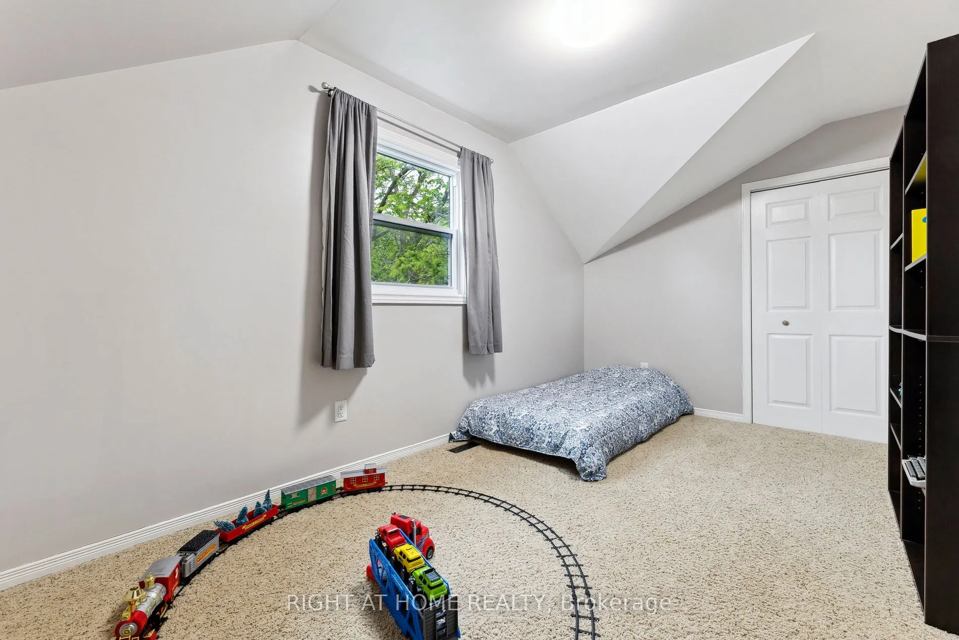 186 Dundas Street W