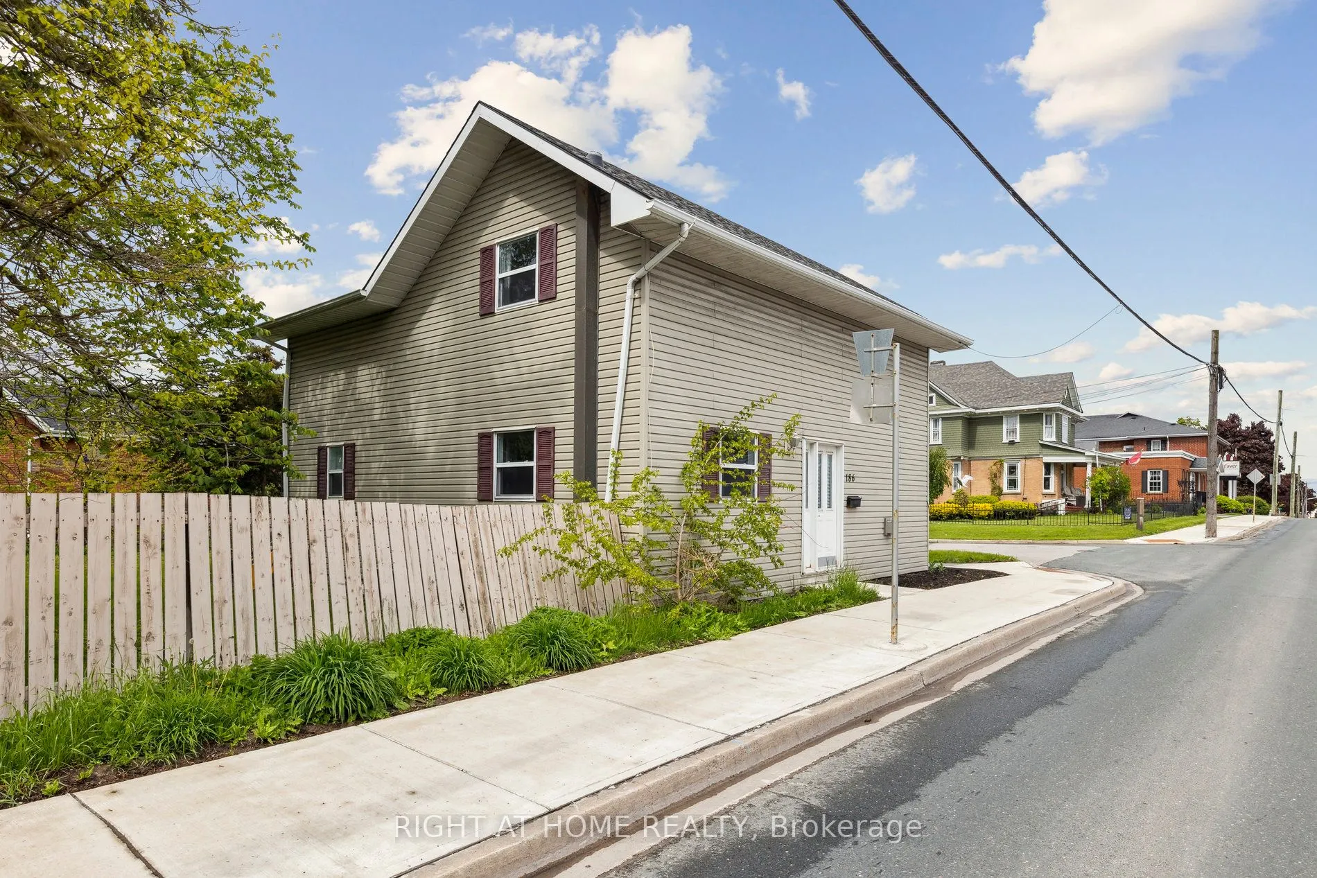 186 Dundas Street W