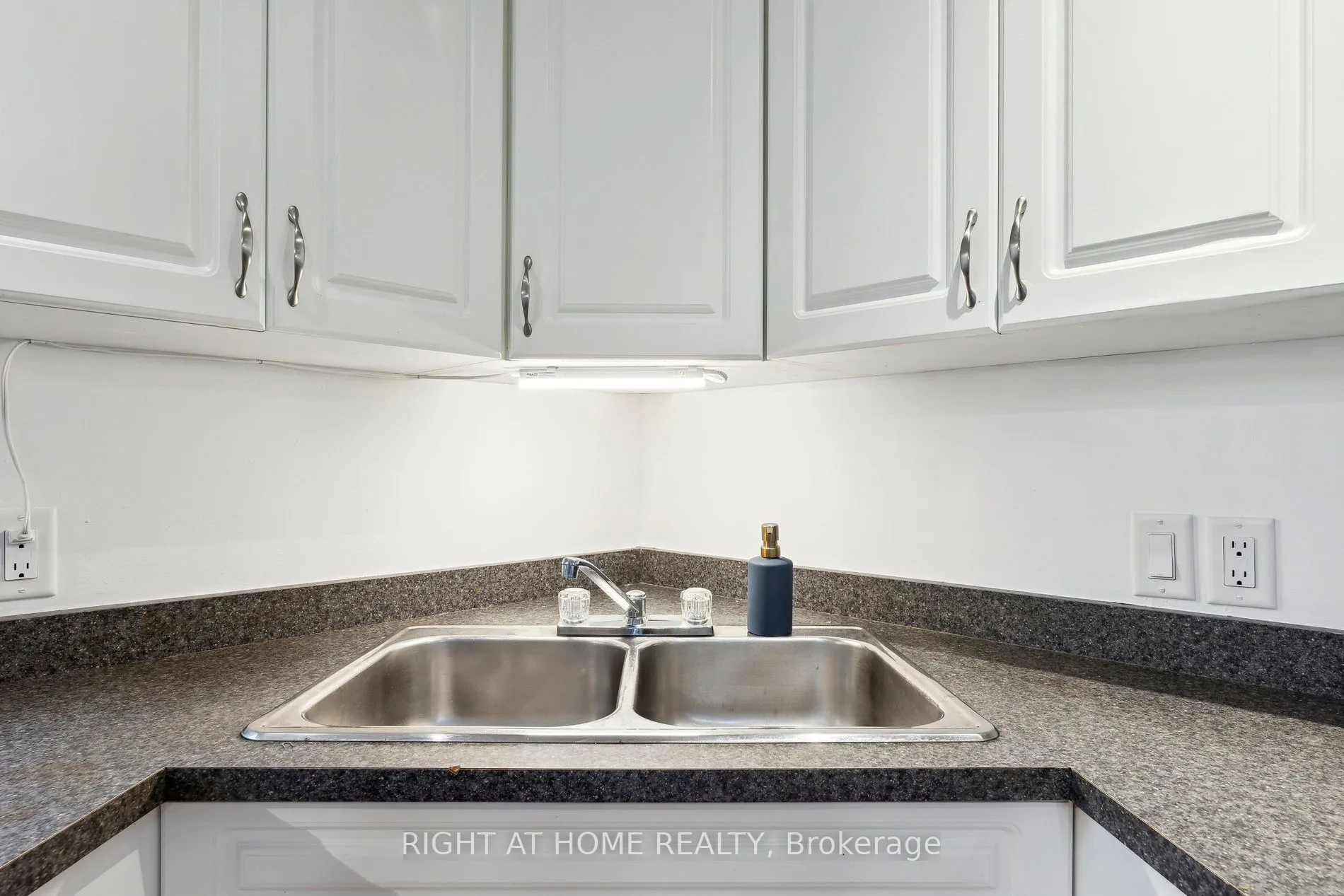 186 Dundas Street W