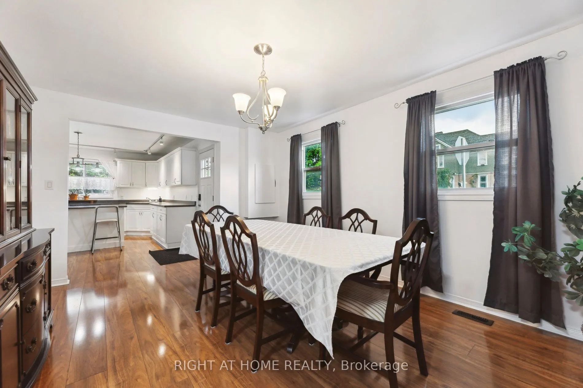 186 Dundas Street W