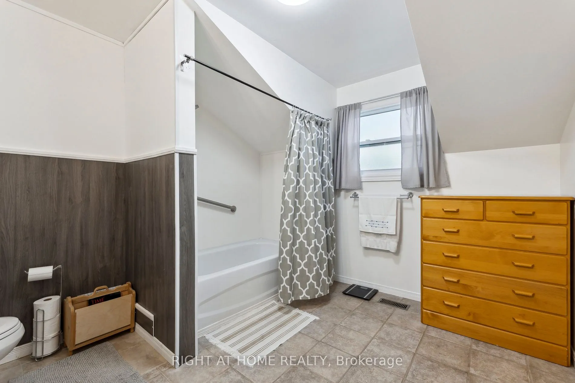 186 Dundas Street W