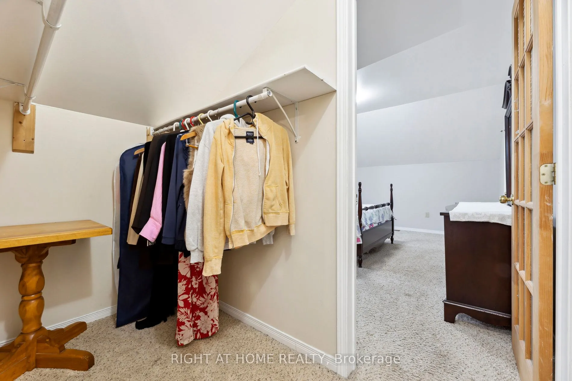 186 Dundas Street W