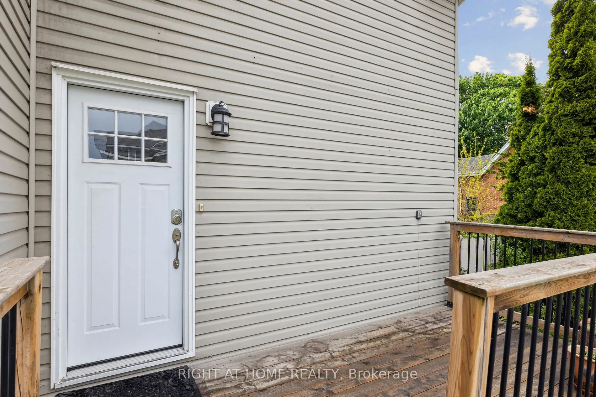 186 Dundas Street W