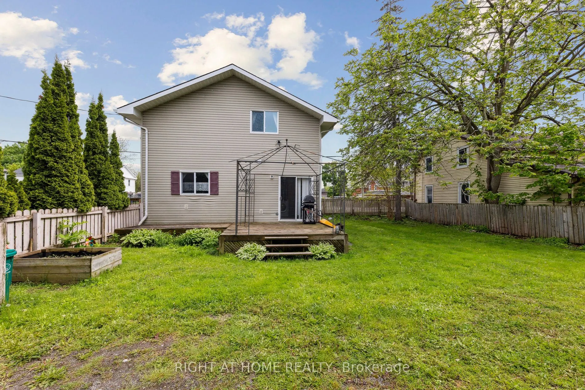 186 Dundas Street W