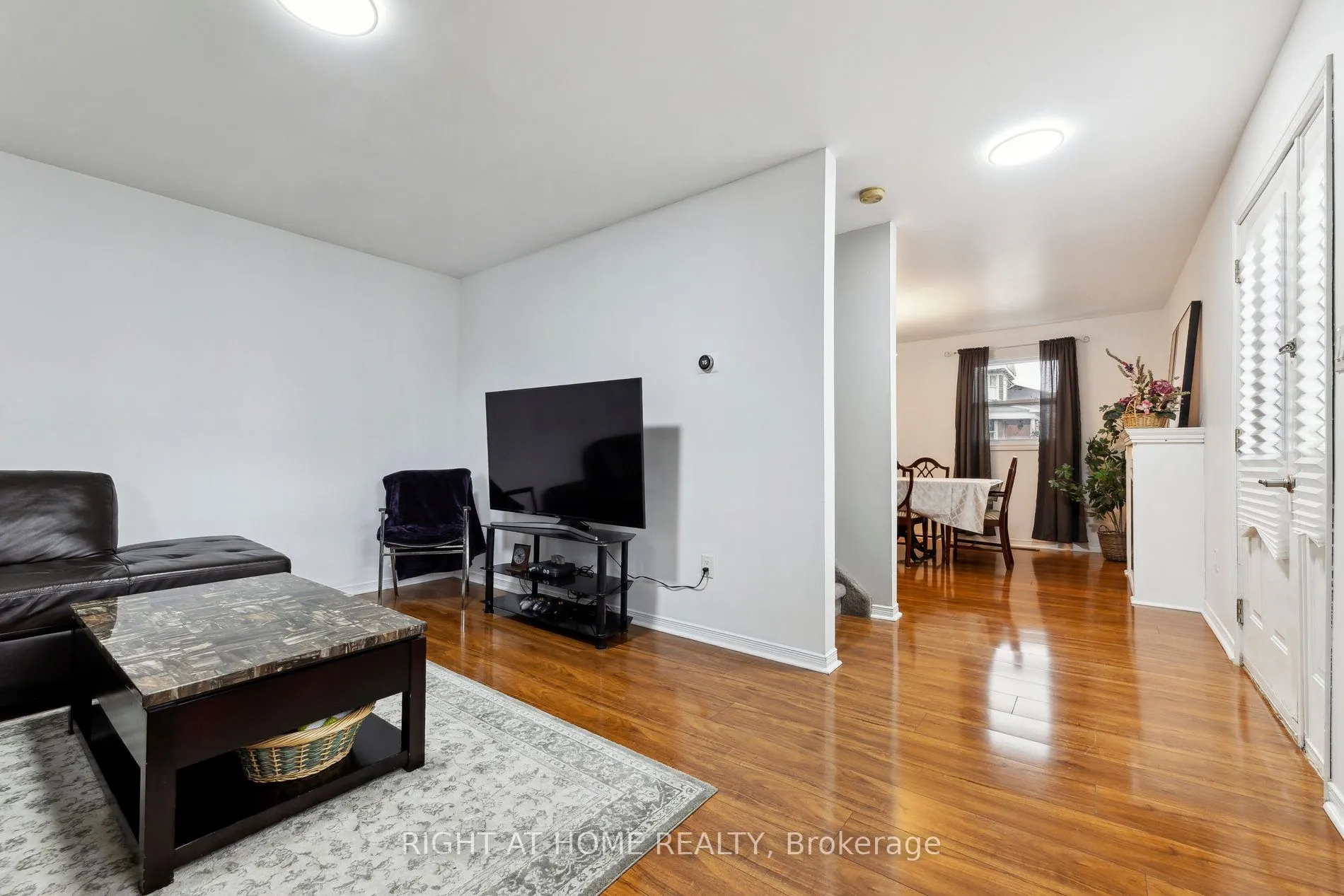 186 Dundas Street W