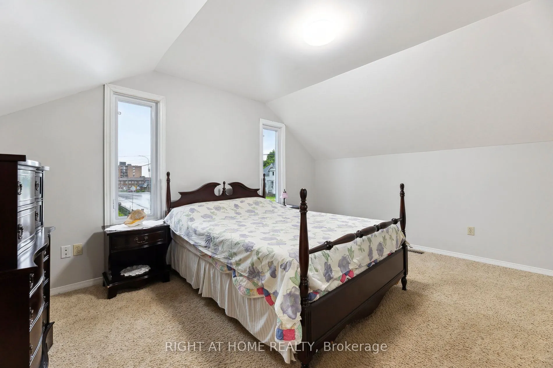186 Dundas Street W