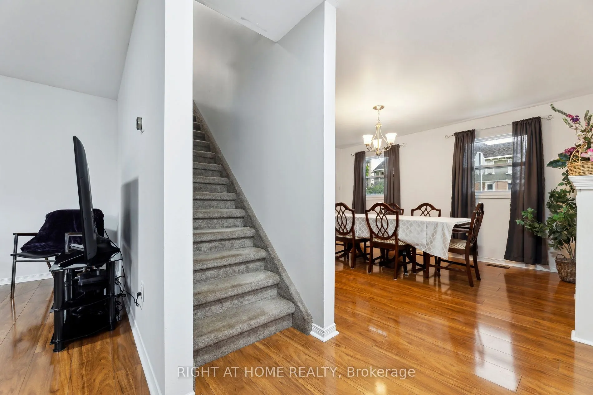 186 Dundas Street W