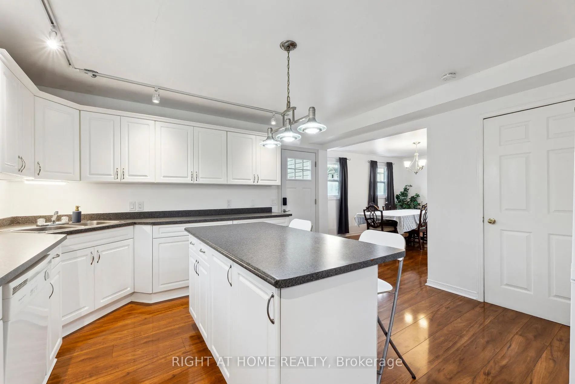 186 Dundas Street W