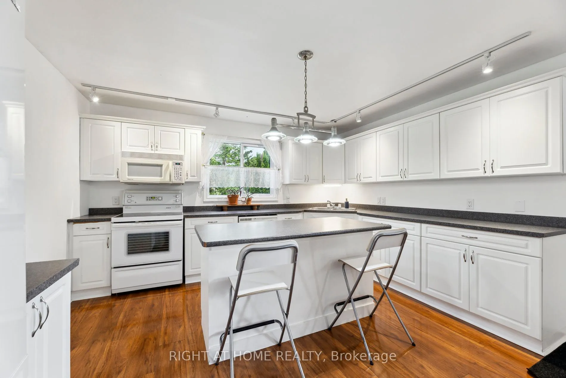 186 Dundas Street W