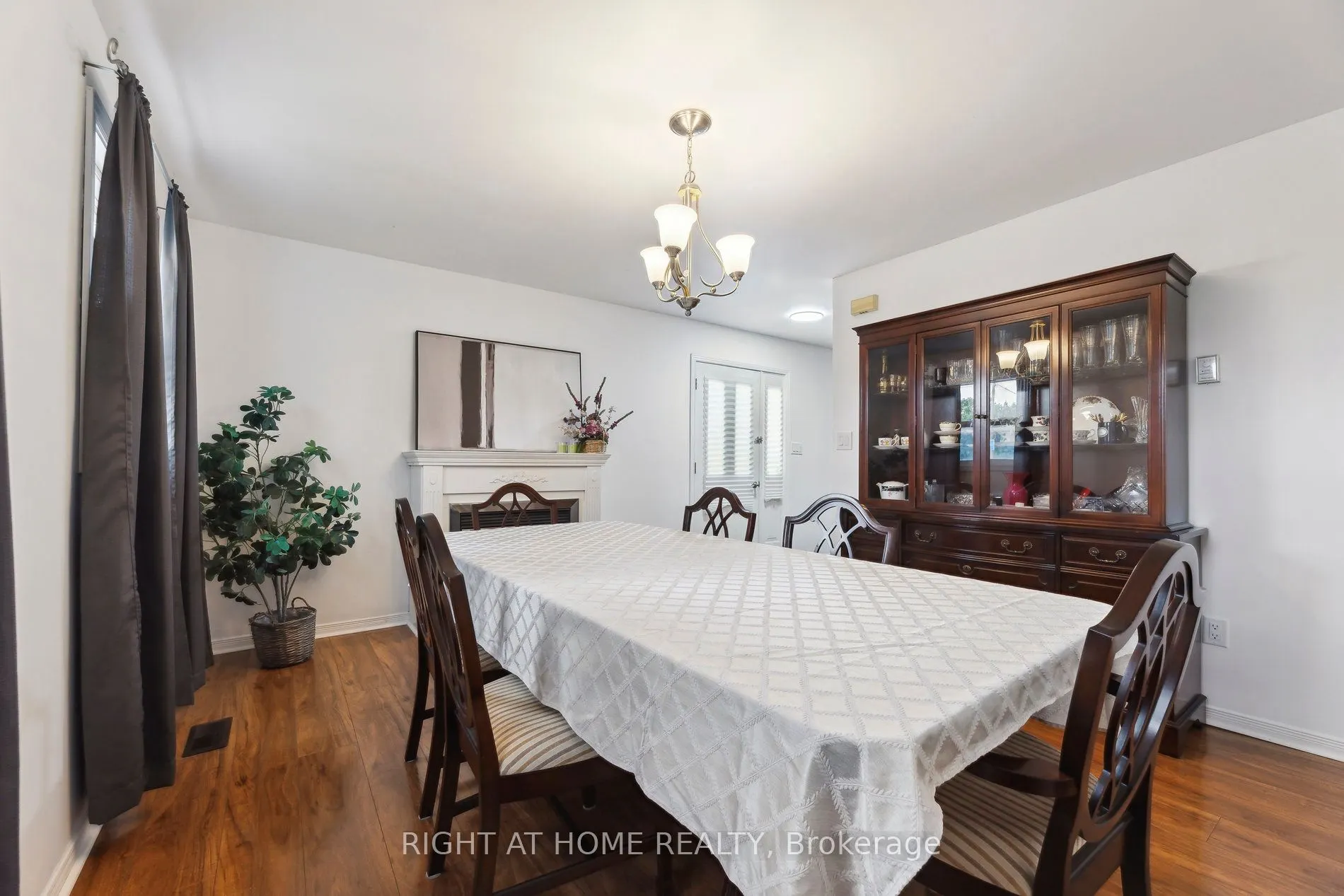 186 Dundas Street W