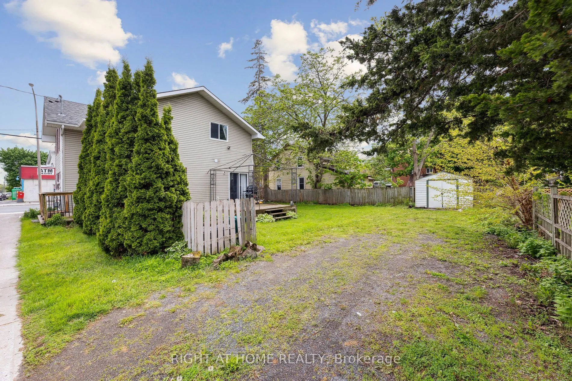 186 Dundas Street W